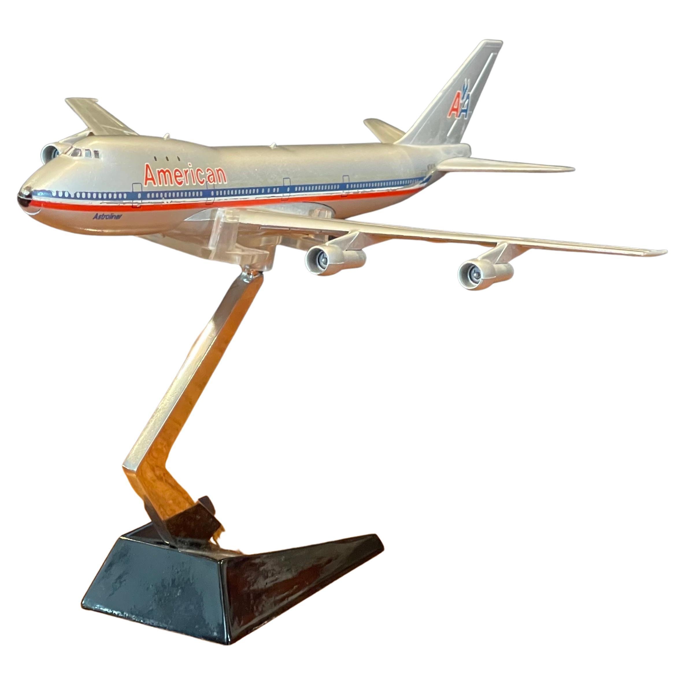 Très belle maquette de bureau du Boeing 747 d'American Airlines, réalisée par la société japonaise Aero Mini, vers les années 1970.  Le modèle mesure 8 pouces d'envergure x 9,5 pouces de profondeur x 6 pouces de hauteur et repose sur un support