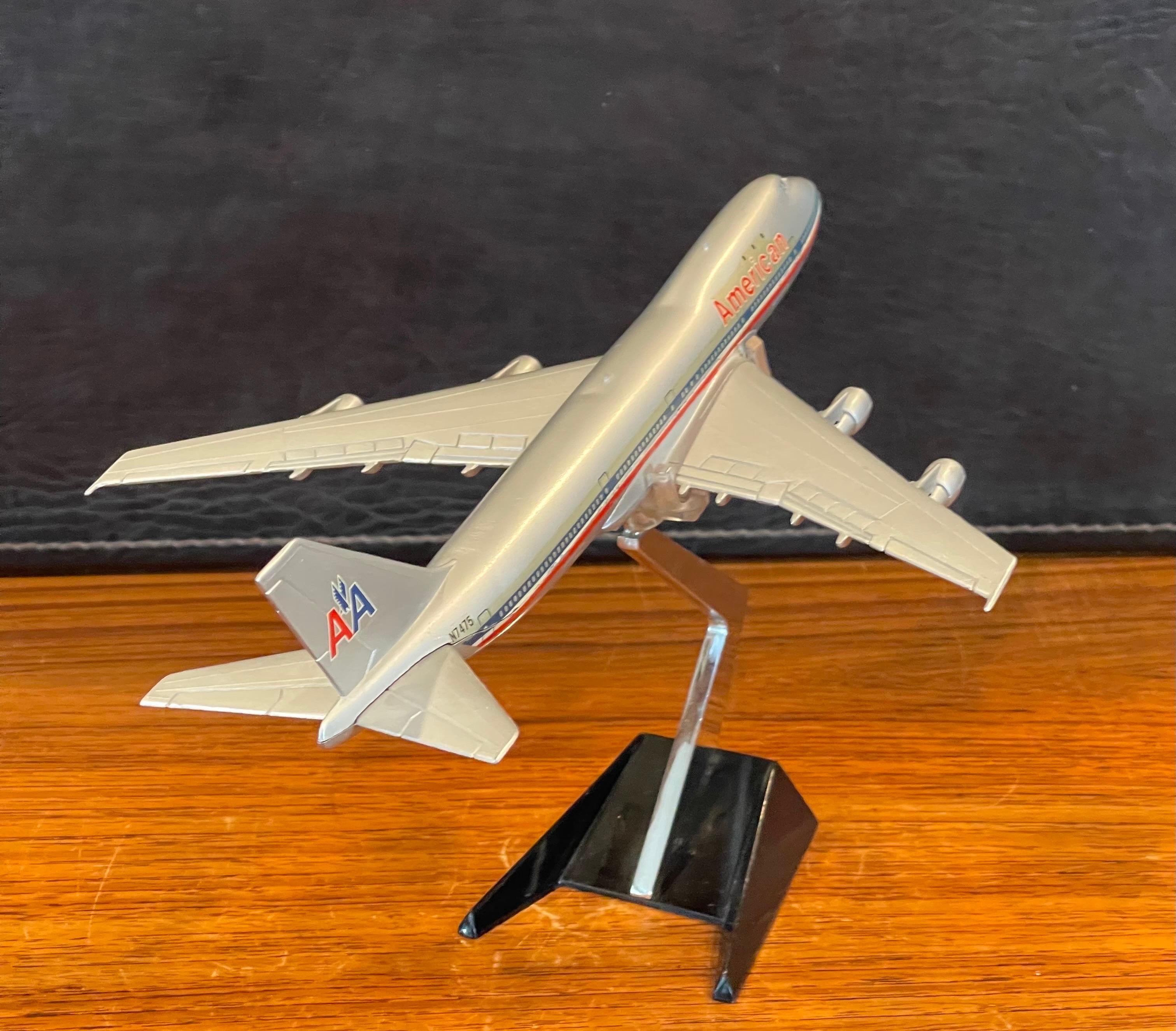Modèle de bureau d'entrepreneur d'avion Boeing 747 Jumbo d'American Airlines Bon état - En vente à San Diego, CA