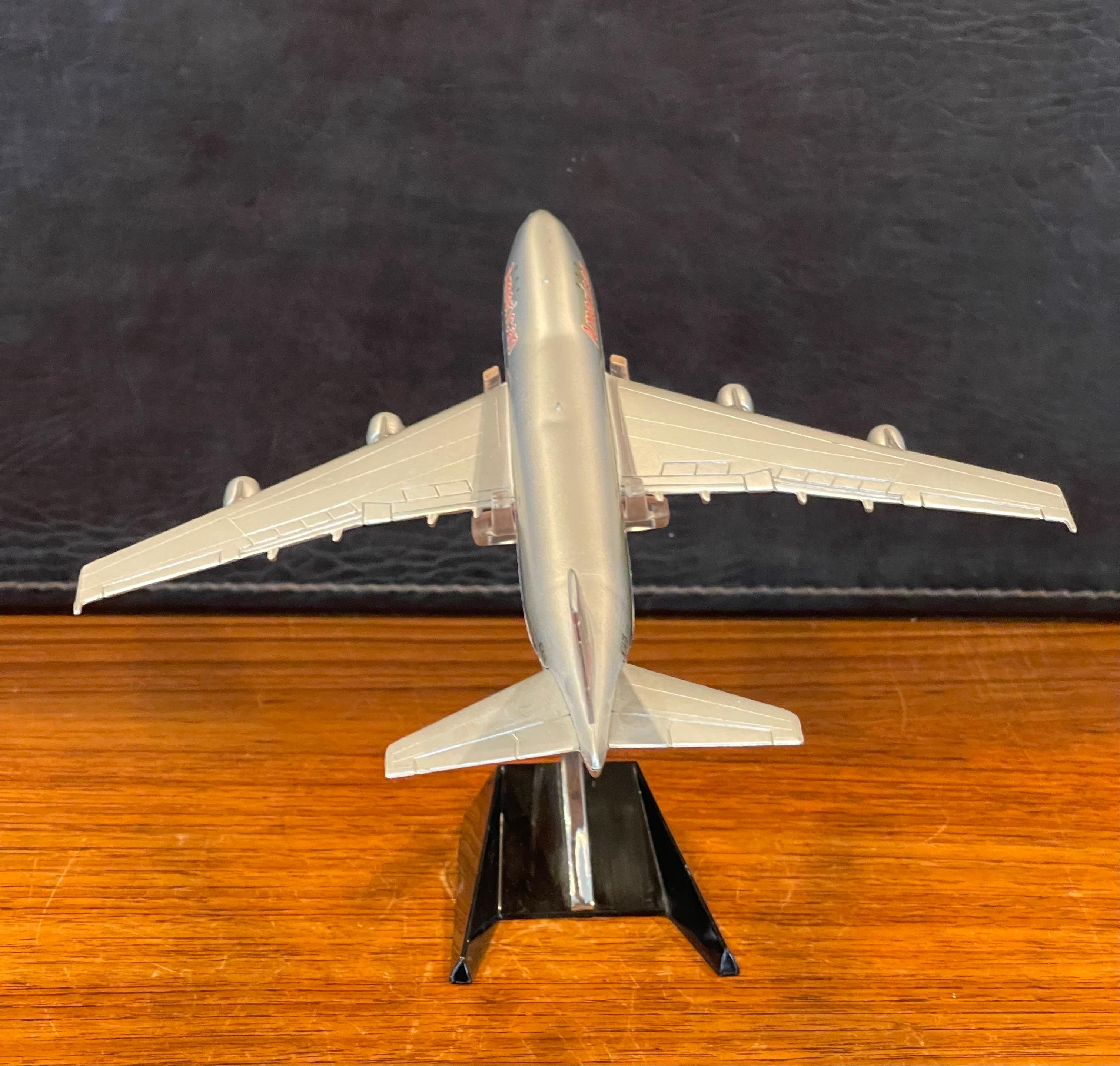 20ième siècle Modèle de bureau d'entrepreneur d'avion Boeing 747 Jumbo d'American Airlines en vente