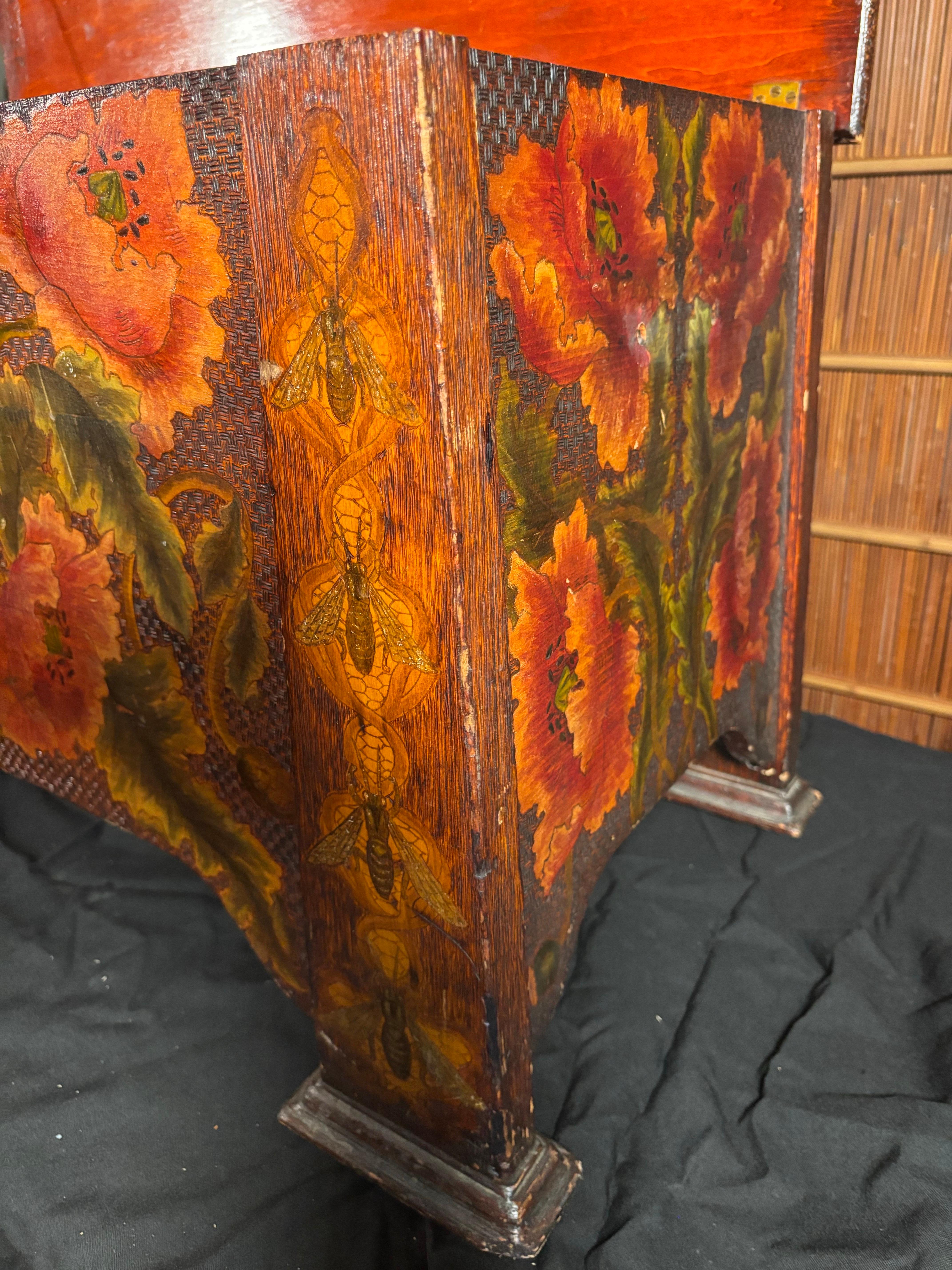 Cassapanca americana d'epoca con pirografia di api e papaveri, 1910 in vendita 2