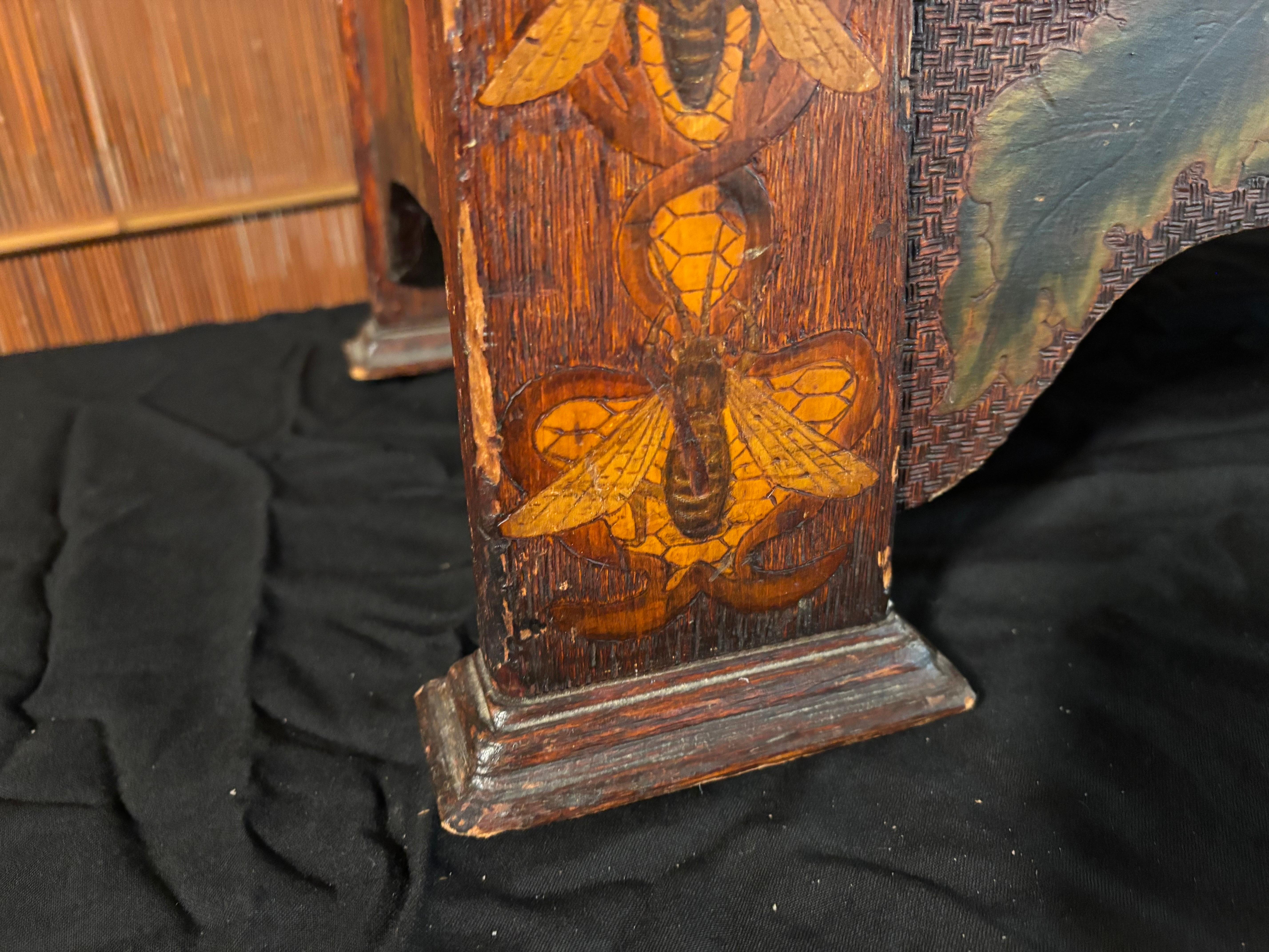 Cassapanca americana d'epoca con pirografia di api e papaveri, 1910 in vendita 3