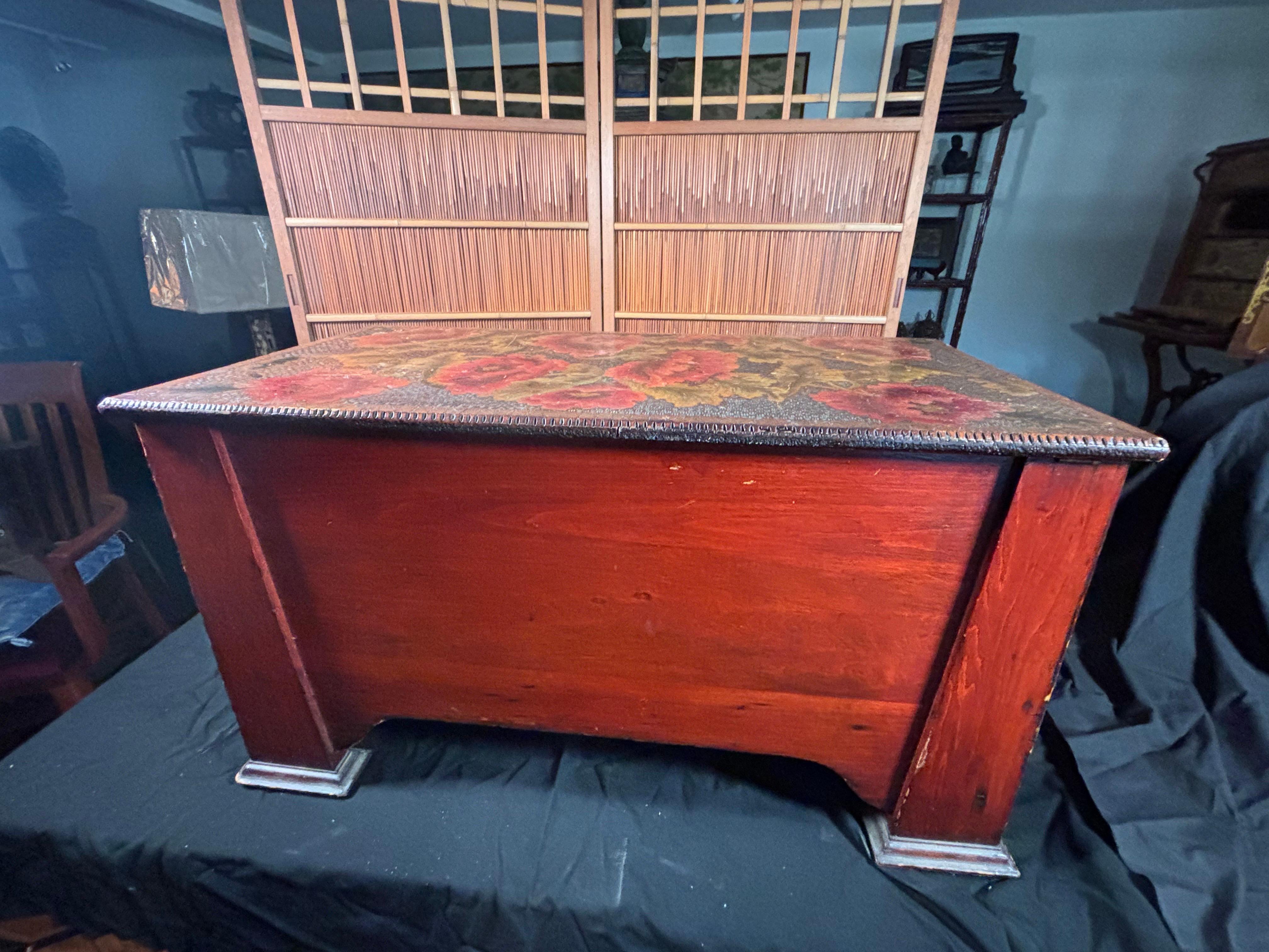 Cassapanca americana d'epoca con pirografia di api e papaveri, 1910 in vendita 4