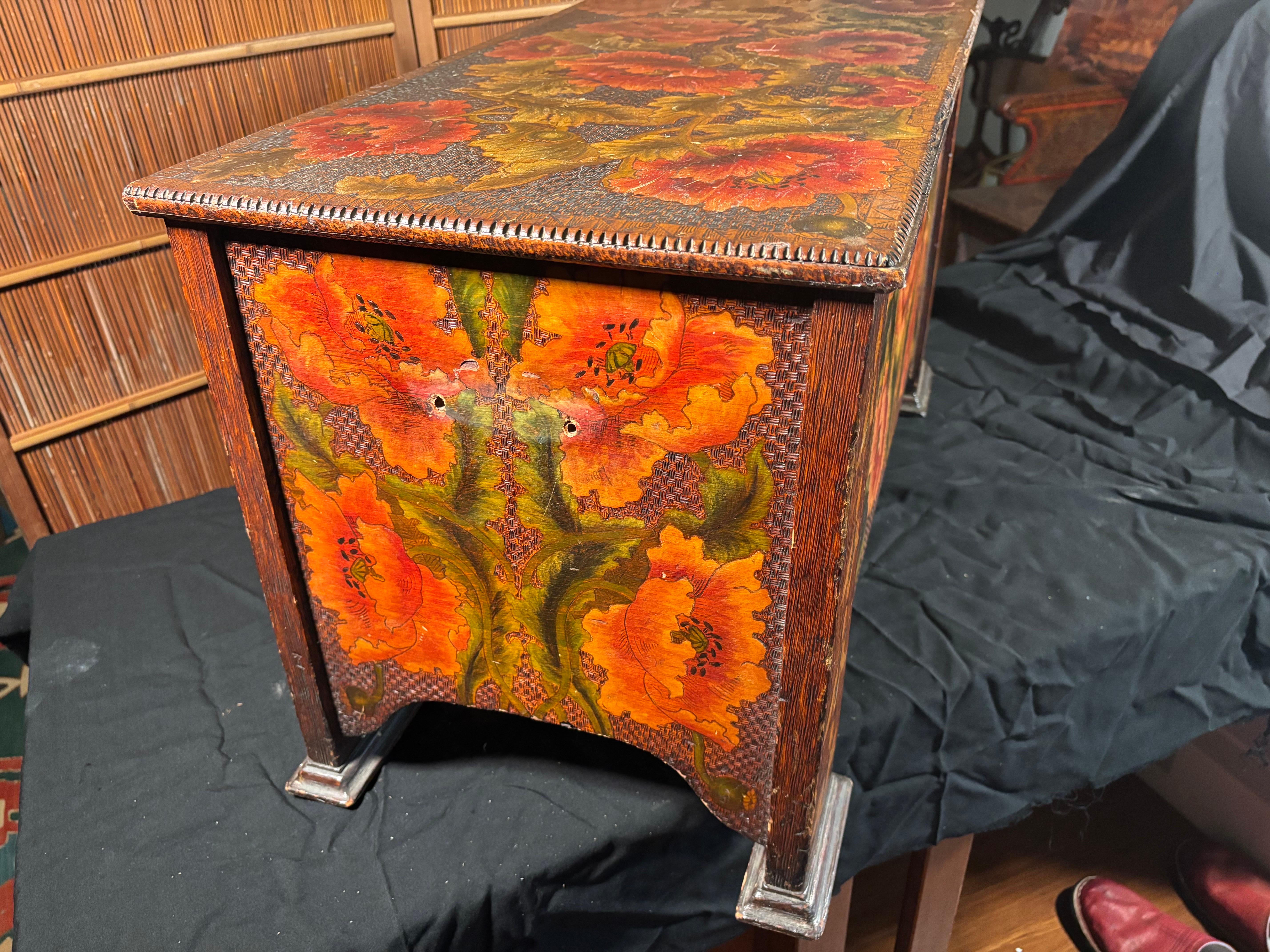 Cassapanca americana d'epoca con pirografia di api e papaveri, 1910 in vendita 5