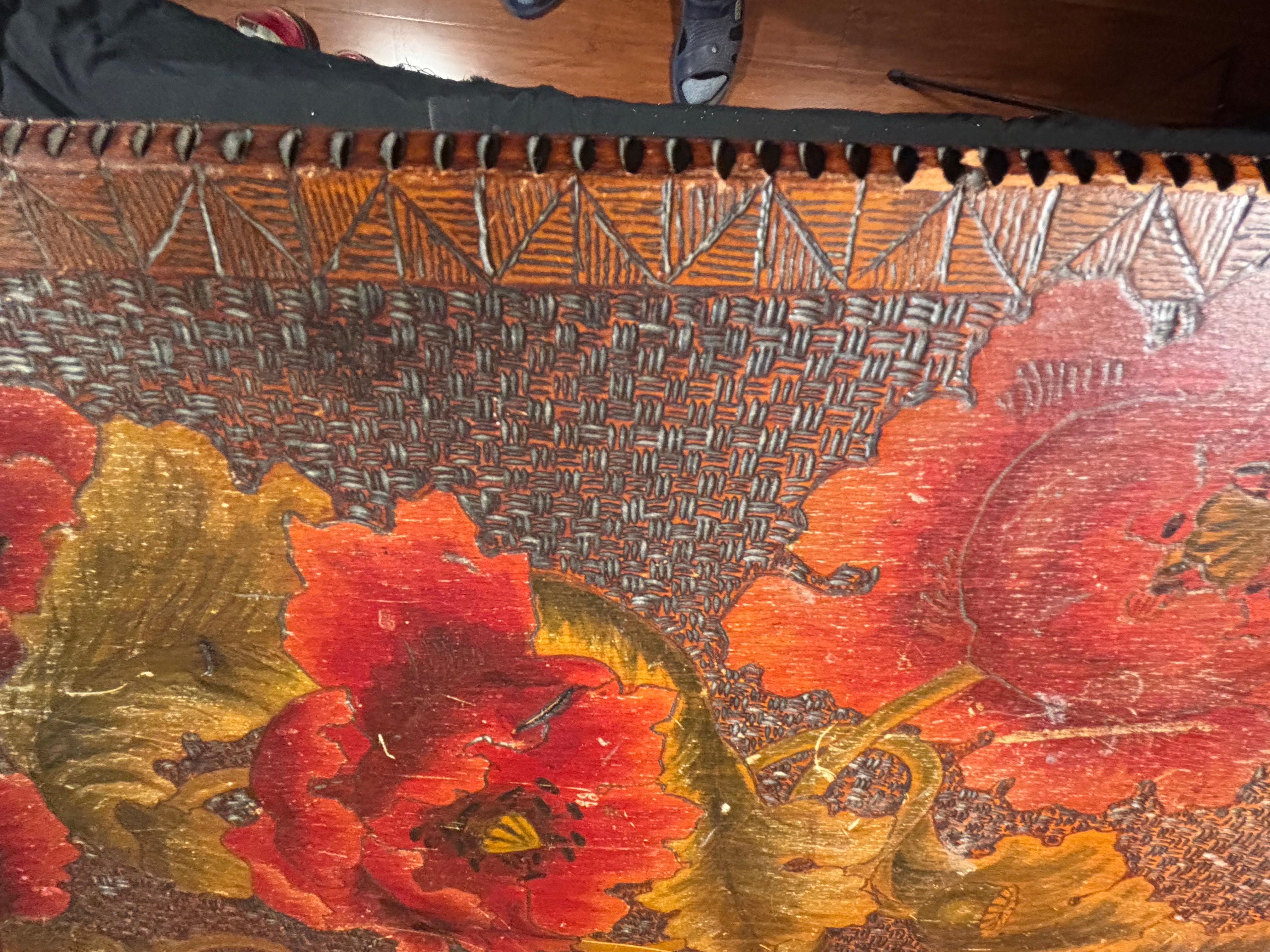 Cassapanca americana d'epoca con pirografia di api e papaveri, 1910 in vendita 6