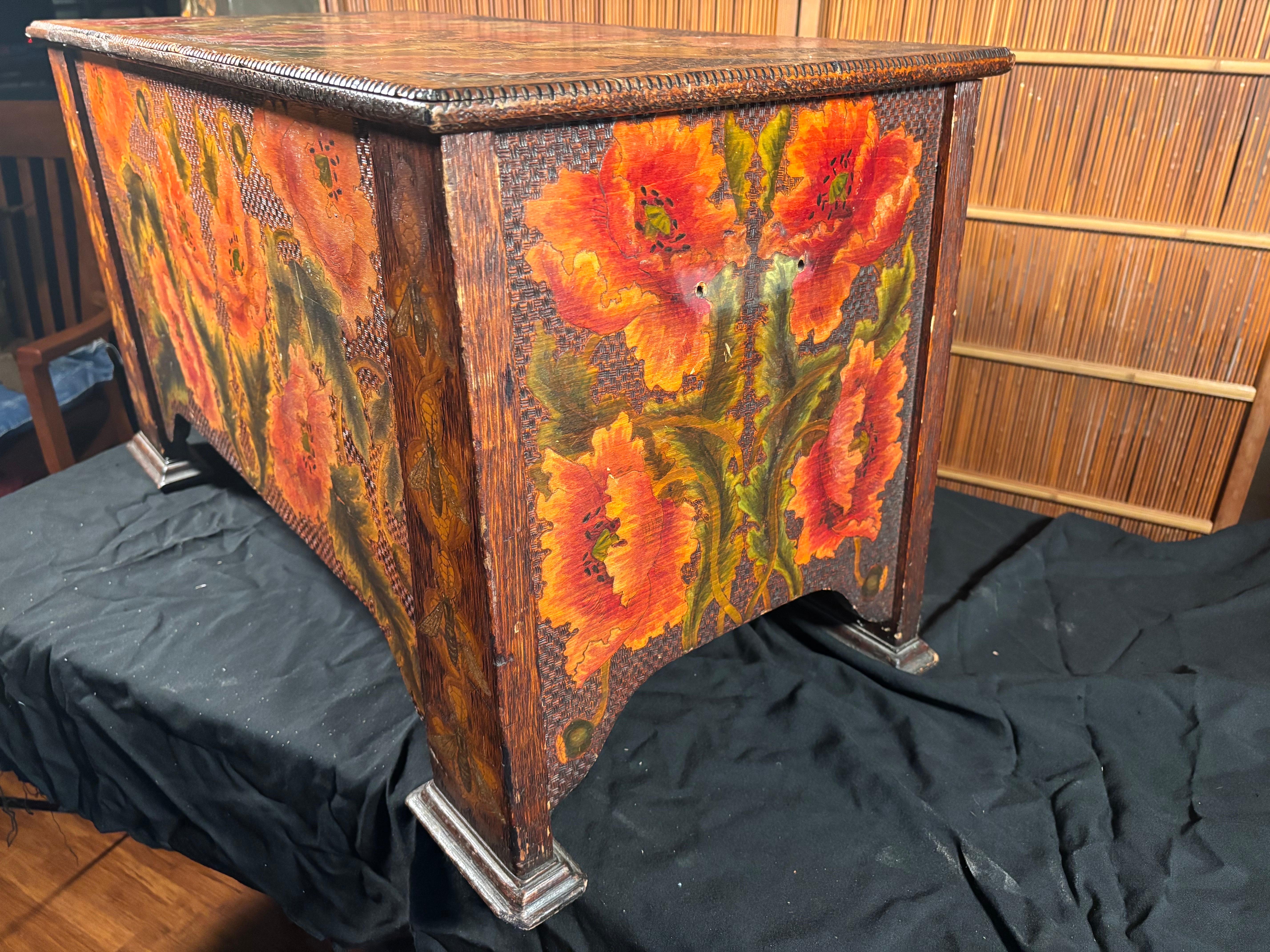 Cassapanca americana d'epoca con pirografia di api e papaveri, 1910 in vendita 7