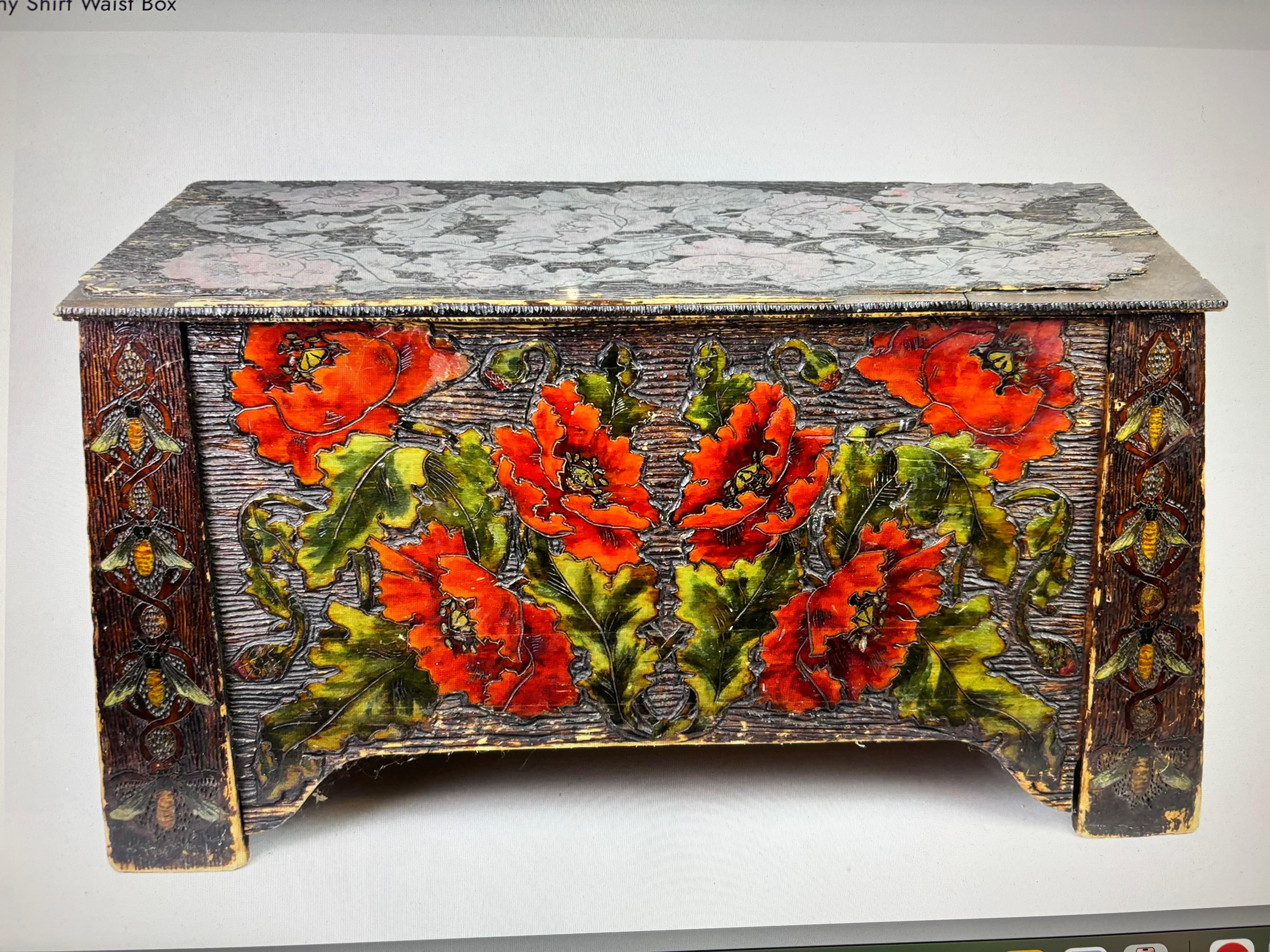 Cassapanca americana d'epoca con pirografia di api e papaveri, 1910 in vendita 9