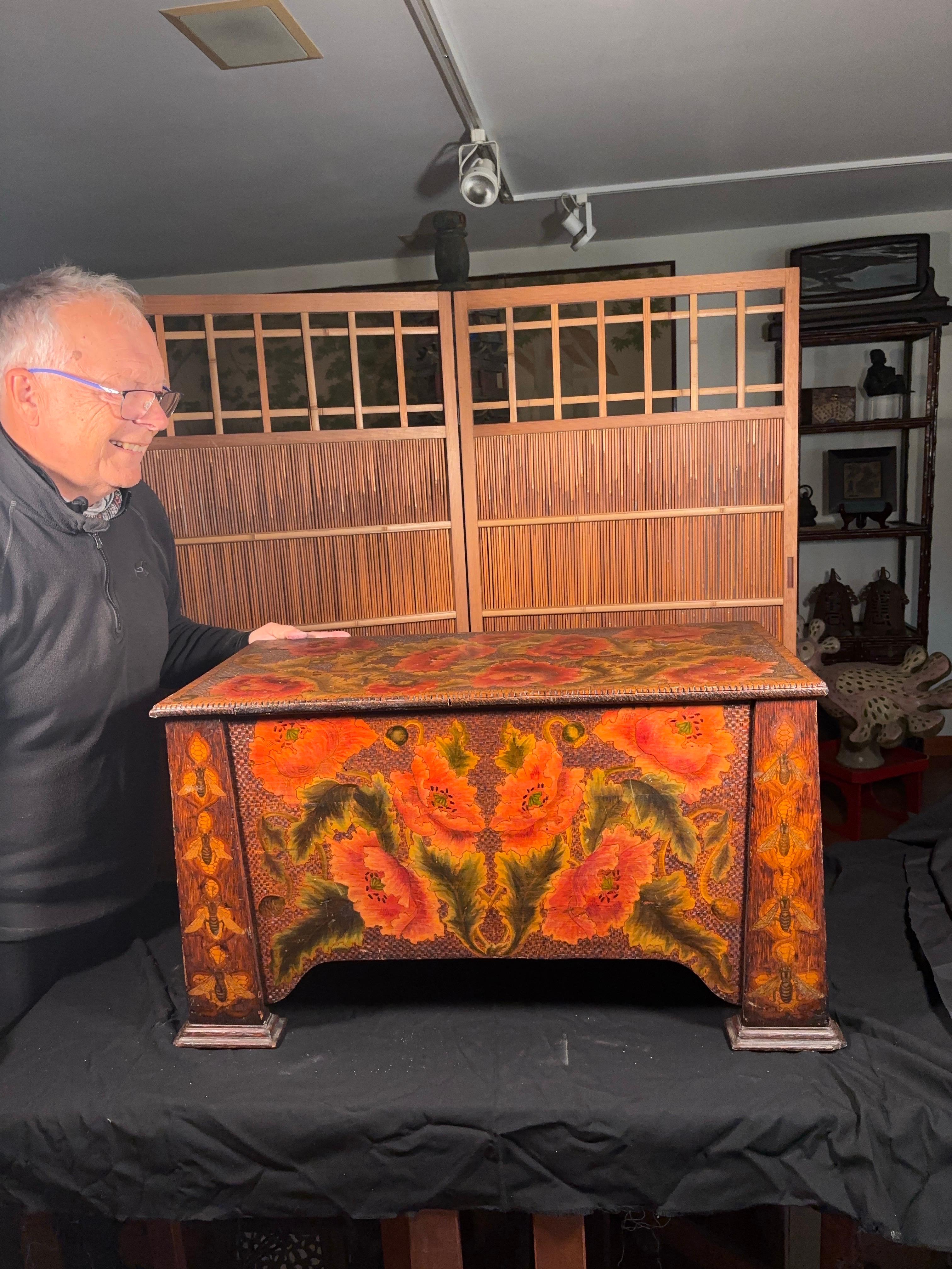 
Cassettone per camicie con coperchio in pirografia americana con raffigurazioni di affascinanti api da miele e fiori di papavero in fiore, inizio XX secolo.

Guarda il nostro video.

Questa semplice ma elaborata cassapanca in legno d'epoca, con