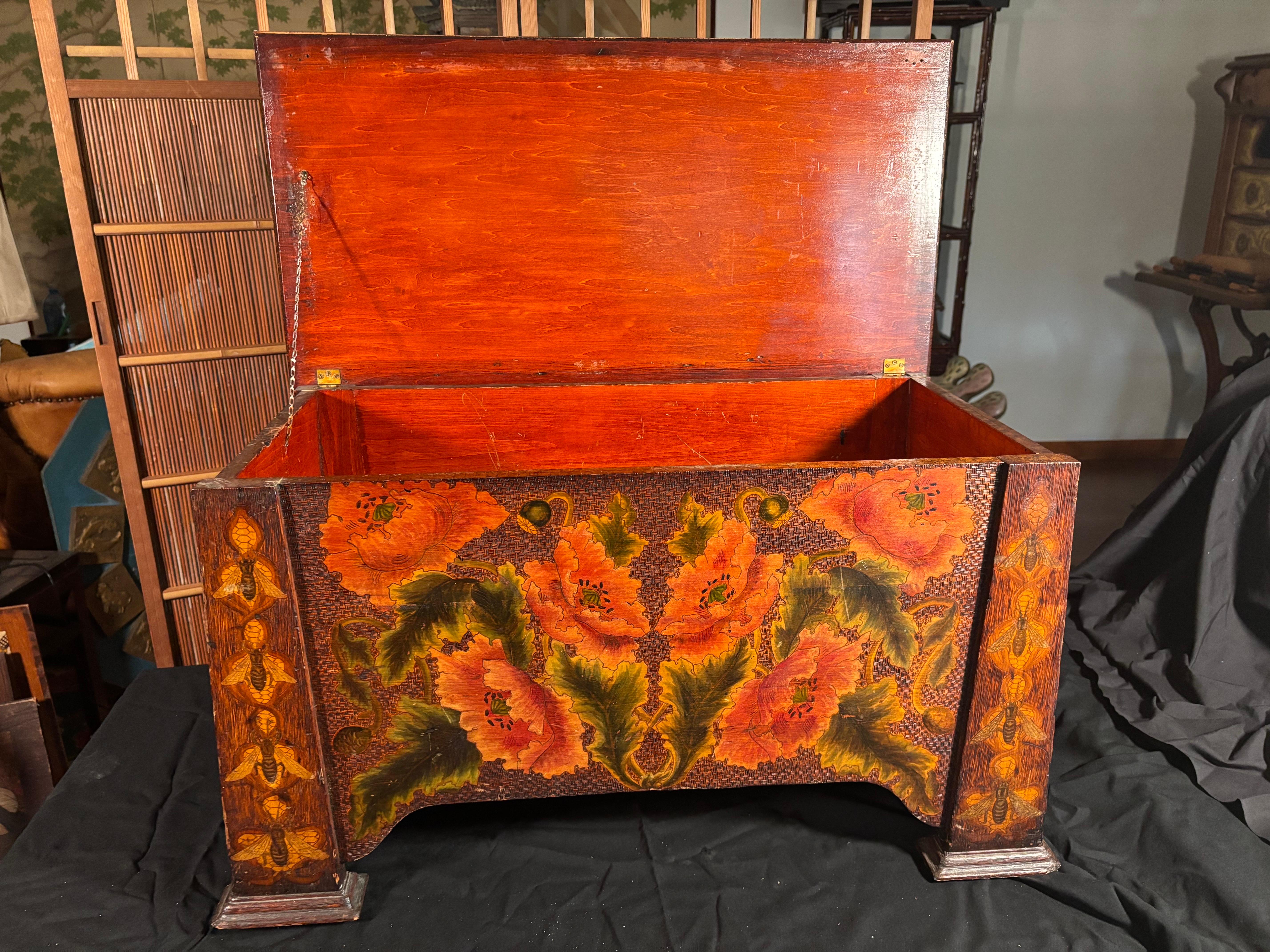 Arts and Crafts Cassapanca americana d'epoca con pirografia di api e papaveri, 1910 in vendita