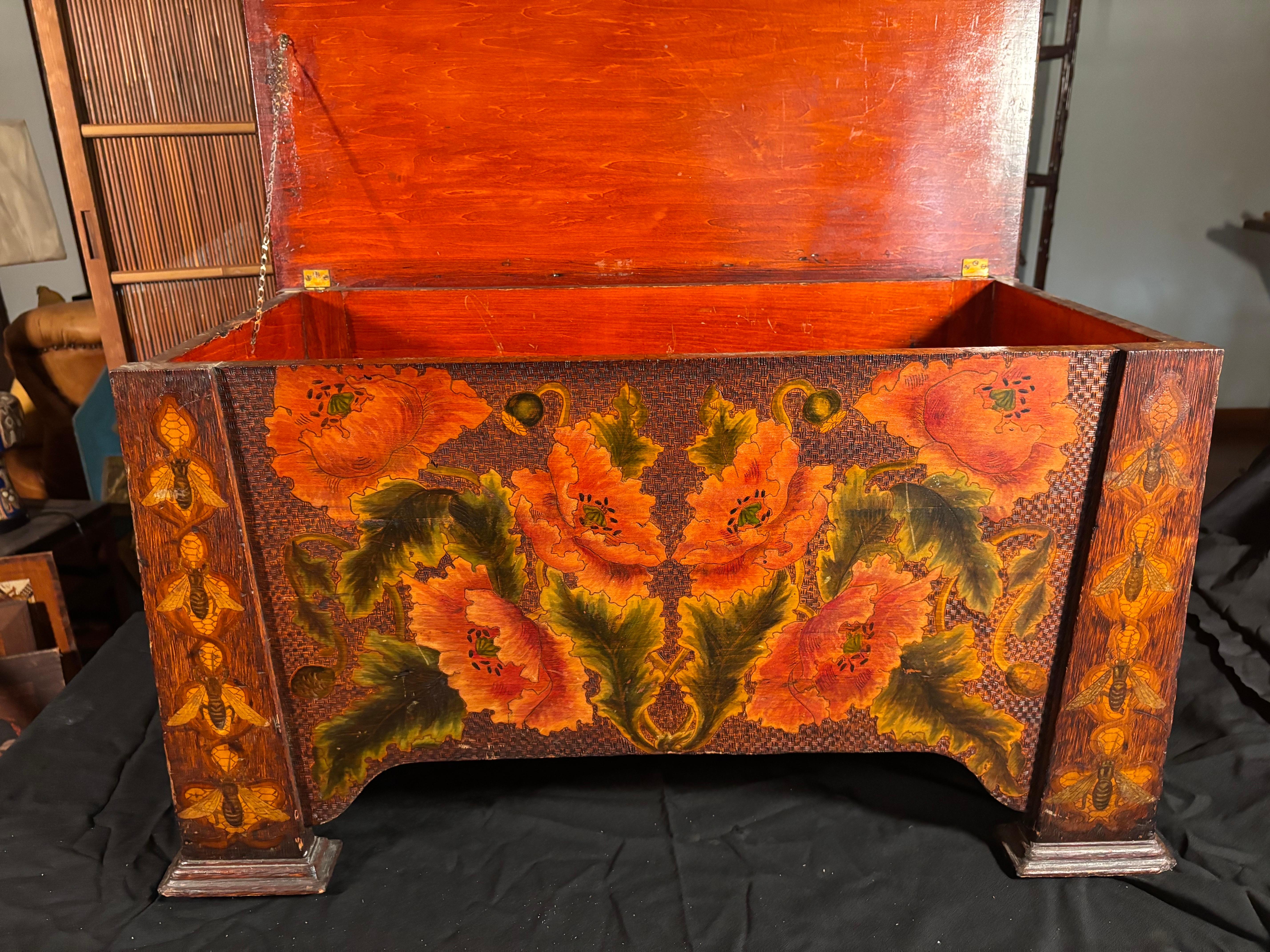 Americano Cassapanca americana d'epoca con pirografia di api e papaveri, 1910 in vendita