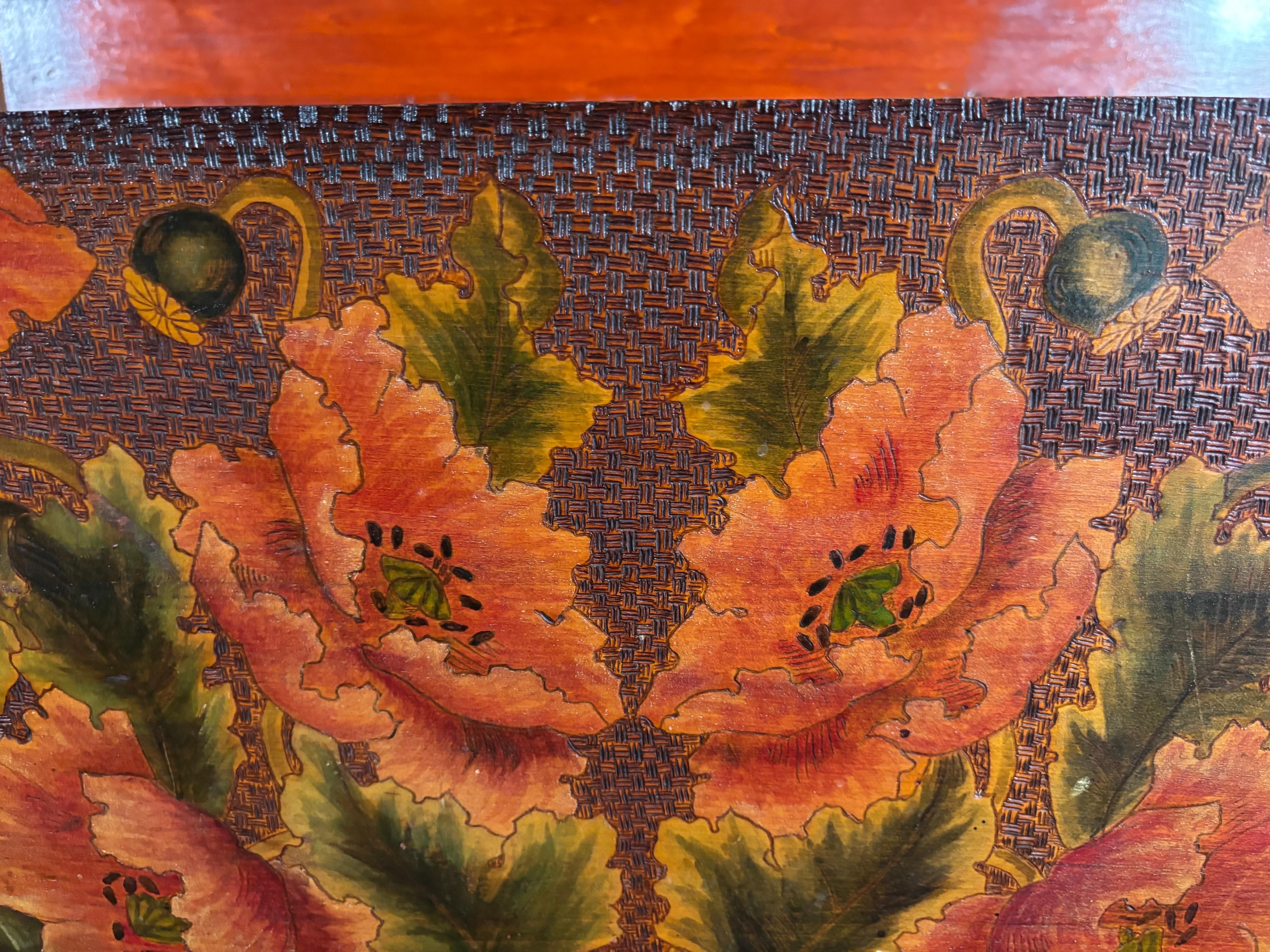 Intagliato a mano Cassapanca americana d'epoca con pirografia di api e papaveri, 1910 in vendita