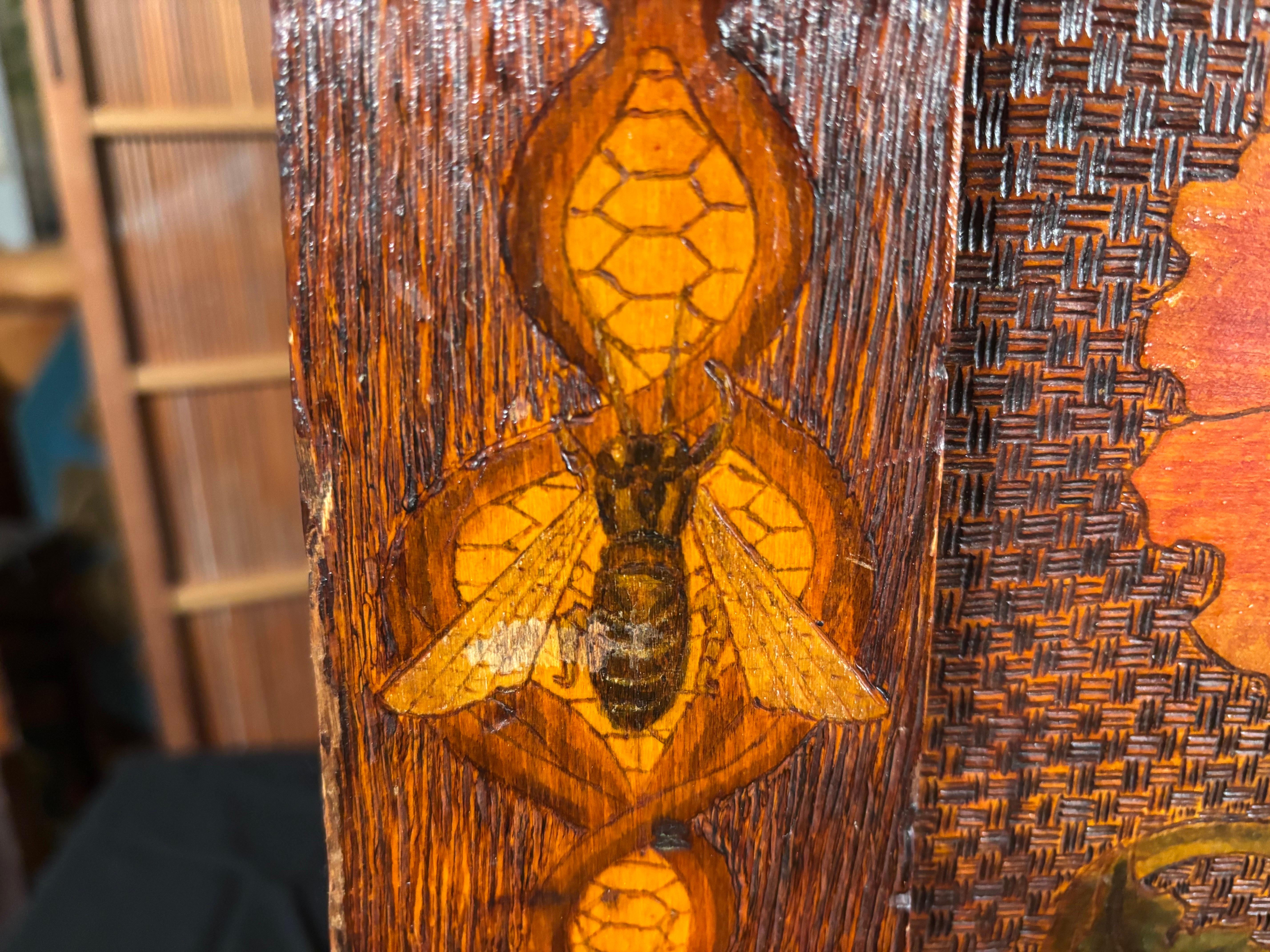 Cassapanca americana d'epoca con pirografia di api e papaveri, 1910 In condizioni buone in vendita a South Burlington, VT