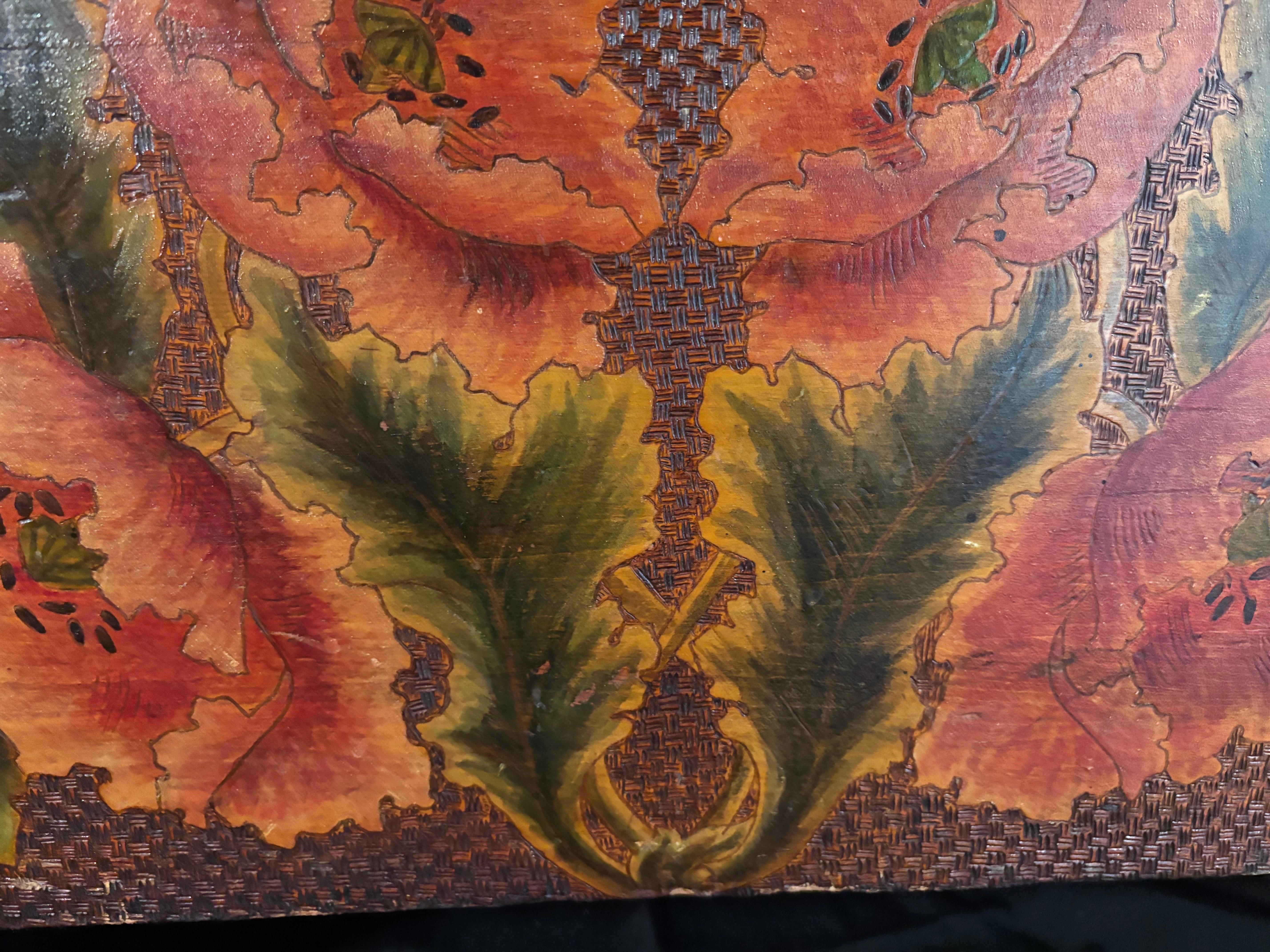 XX secolo Cassapanca americana d'epoca con pirografia di api e papaveri, 1910 in vendita