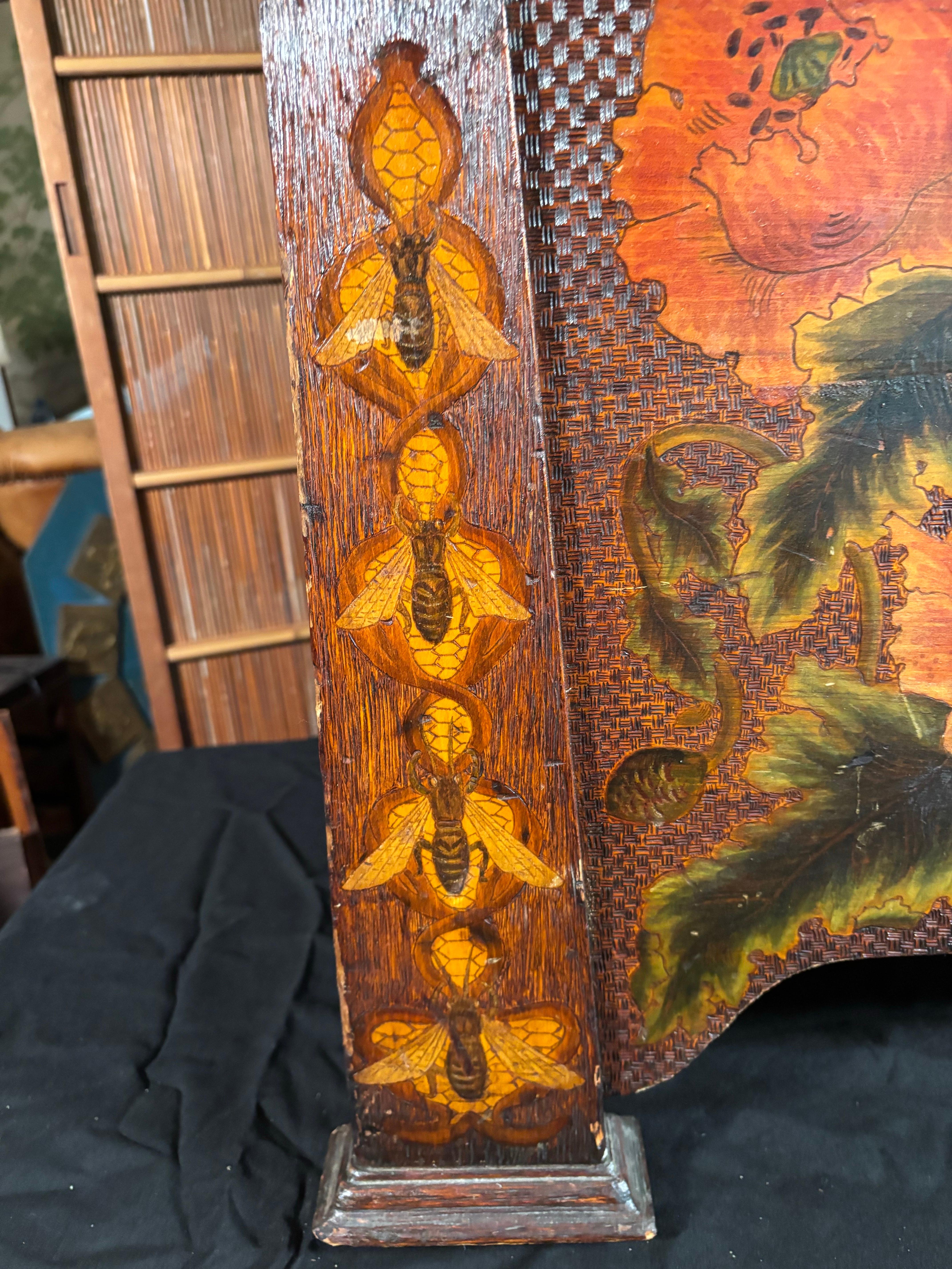 Legno Cassapanca americana d'epoca con pirografia di api e papaveri, 1910 in vendita