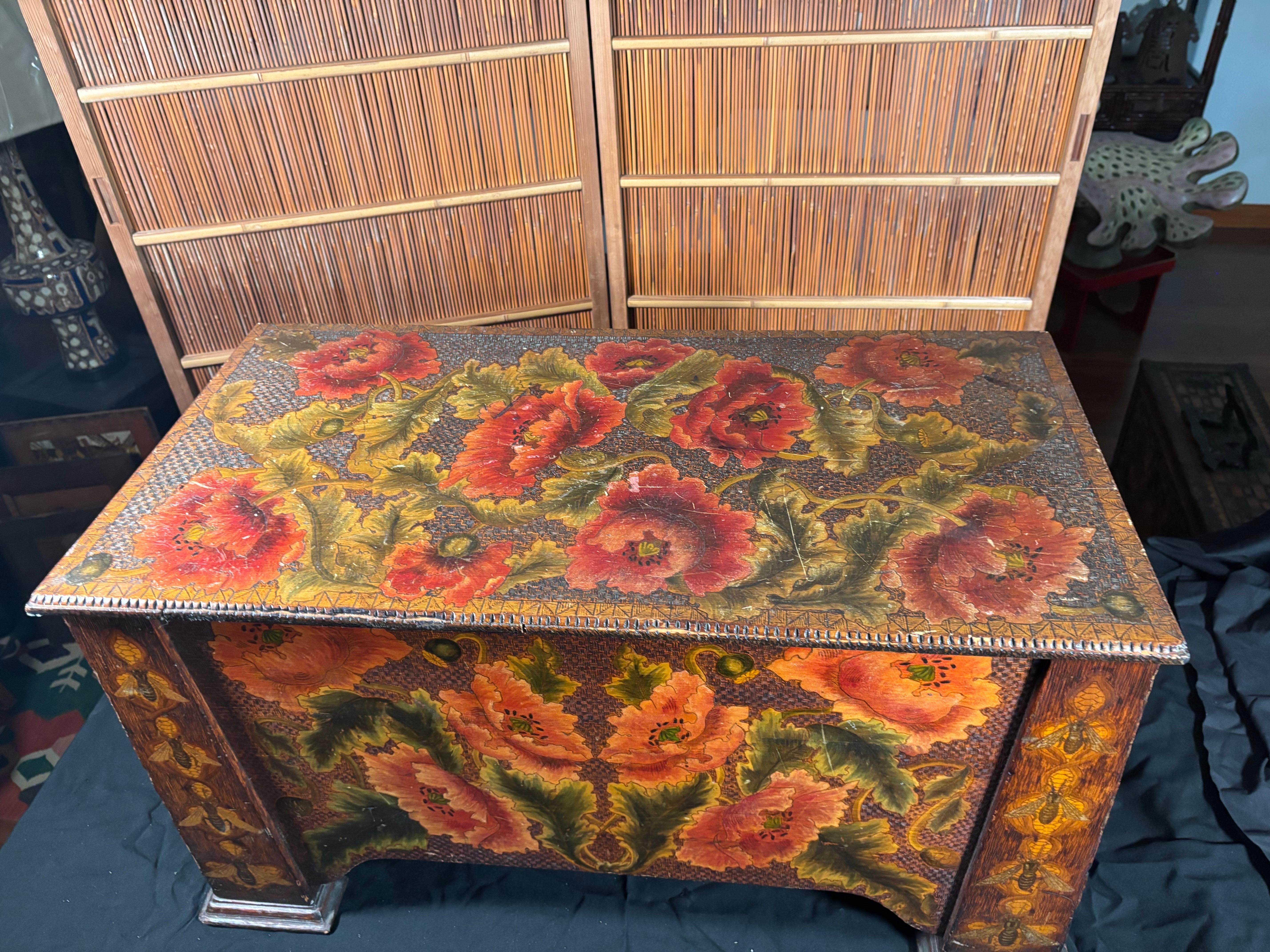 Cassapanca americana d'epoca con pirografia di api e papaveri, 1910 in vendita 1