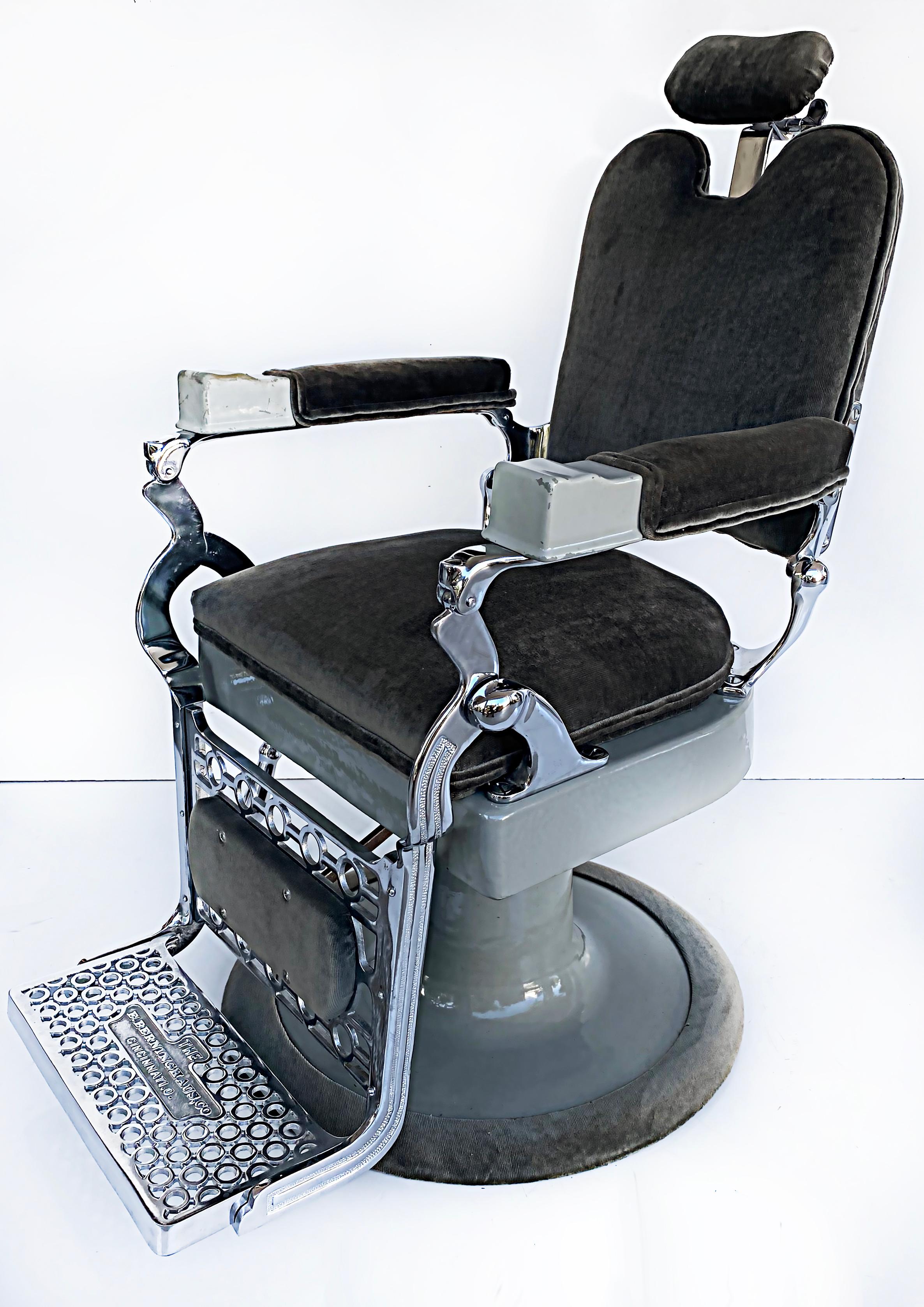 Amerikanischer antiker Barber-Stuhl von Eugene Berninghaus Co. im Angebot 1