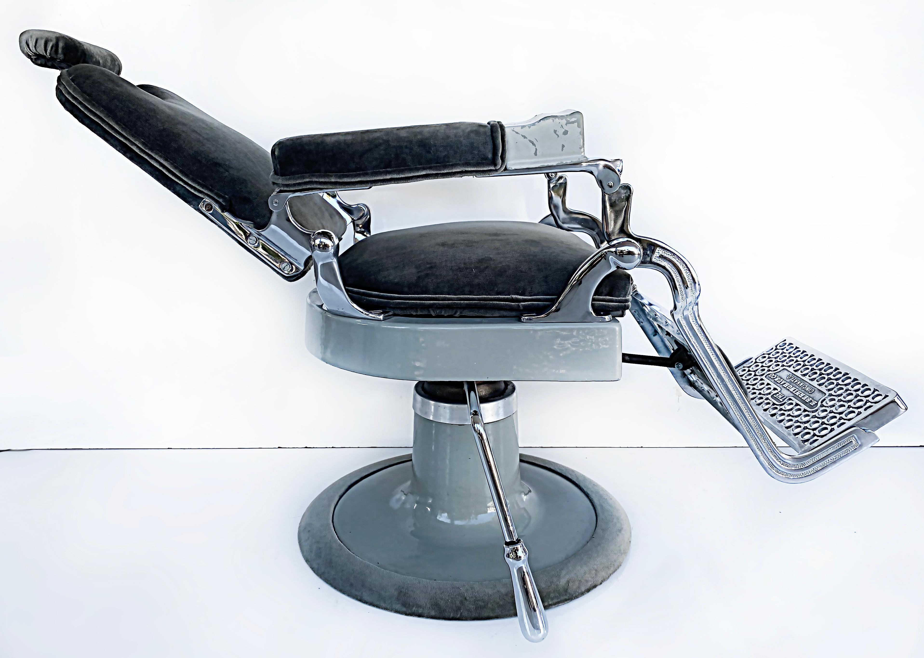 Chaise de barbier américaine ancienne d'Eugene Berninghaus Co. Bon état - En vente à Miami, FL