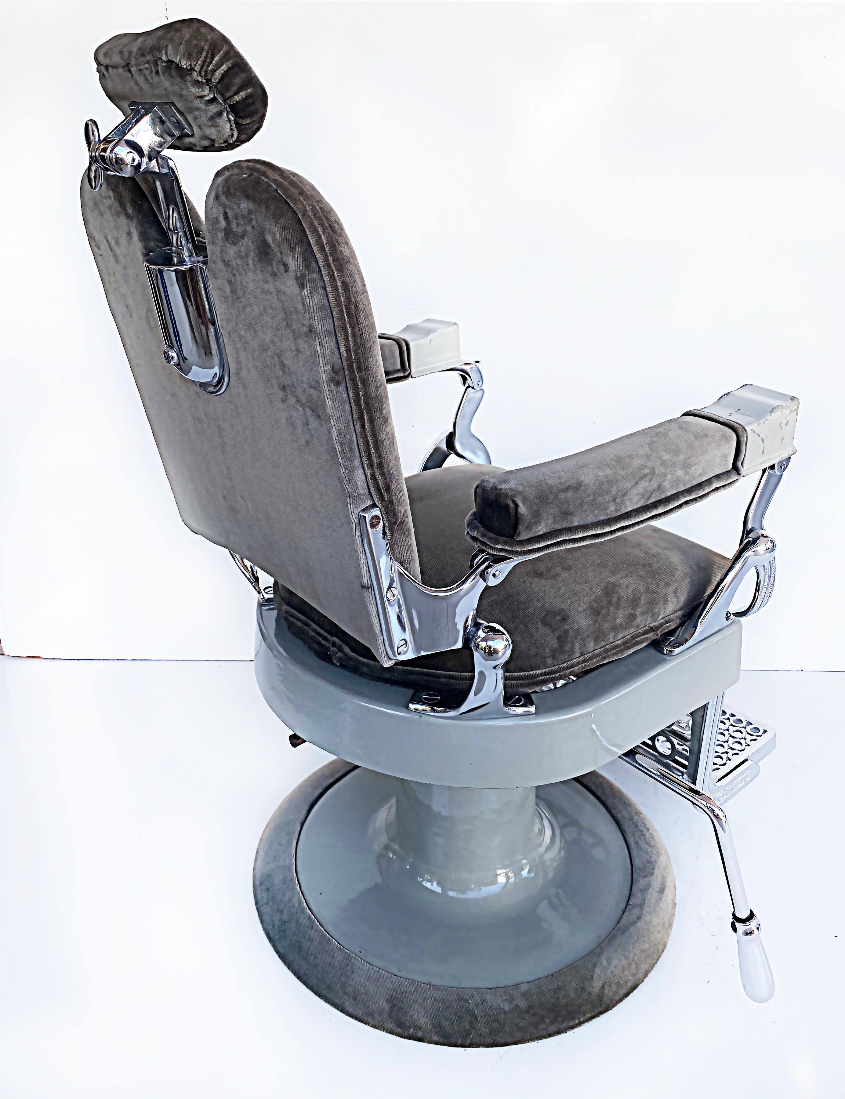 American Antique Barber Chair by Eugene Berninghaus Co. In Good Condition For Sale In Miami, FL