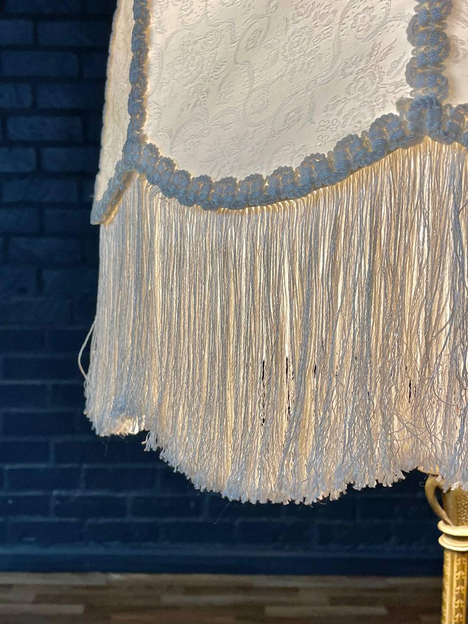 Lampada da terra americana in ottone antico di Rembrandt In condizioni buone in vendita a Los Angeles, CA