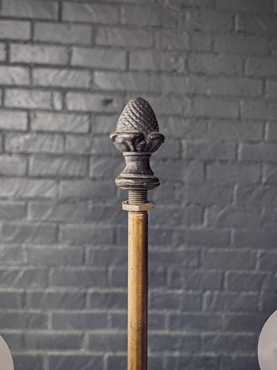 Metà XX secolo Lampada da terra americana in ottone antico di Rembrandt in vendita