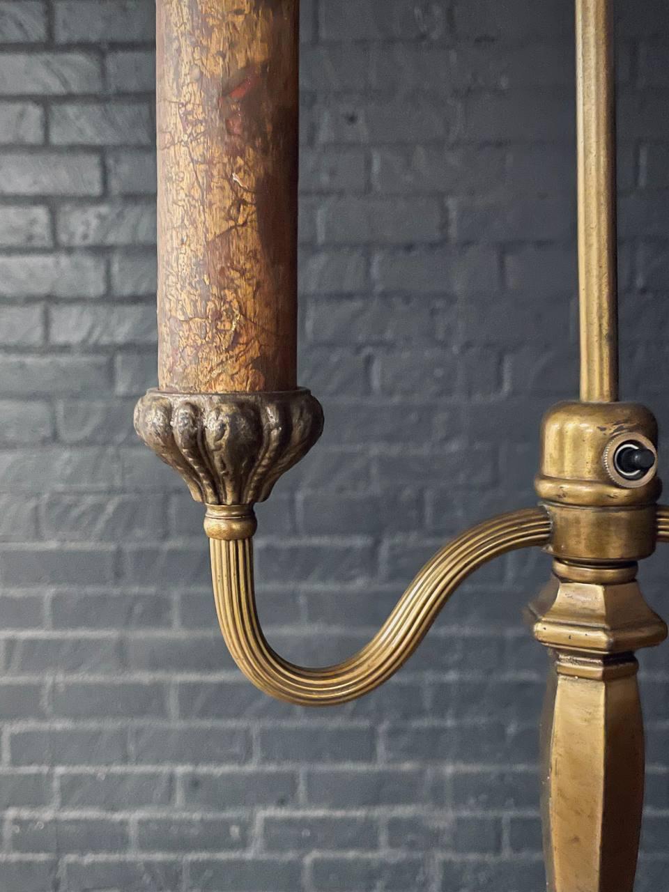 Ferro di Berlino Lampada da terra americana in ottone antico di Rembrandt in vendita