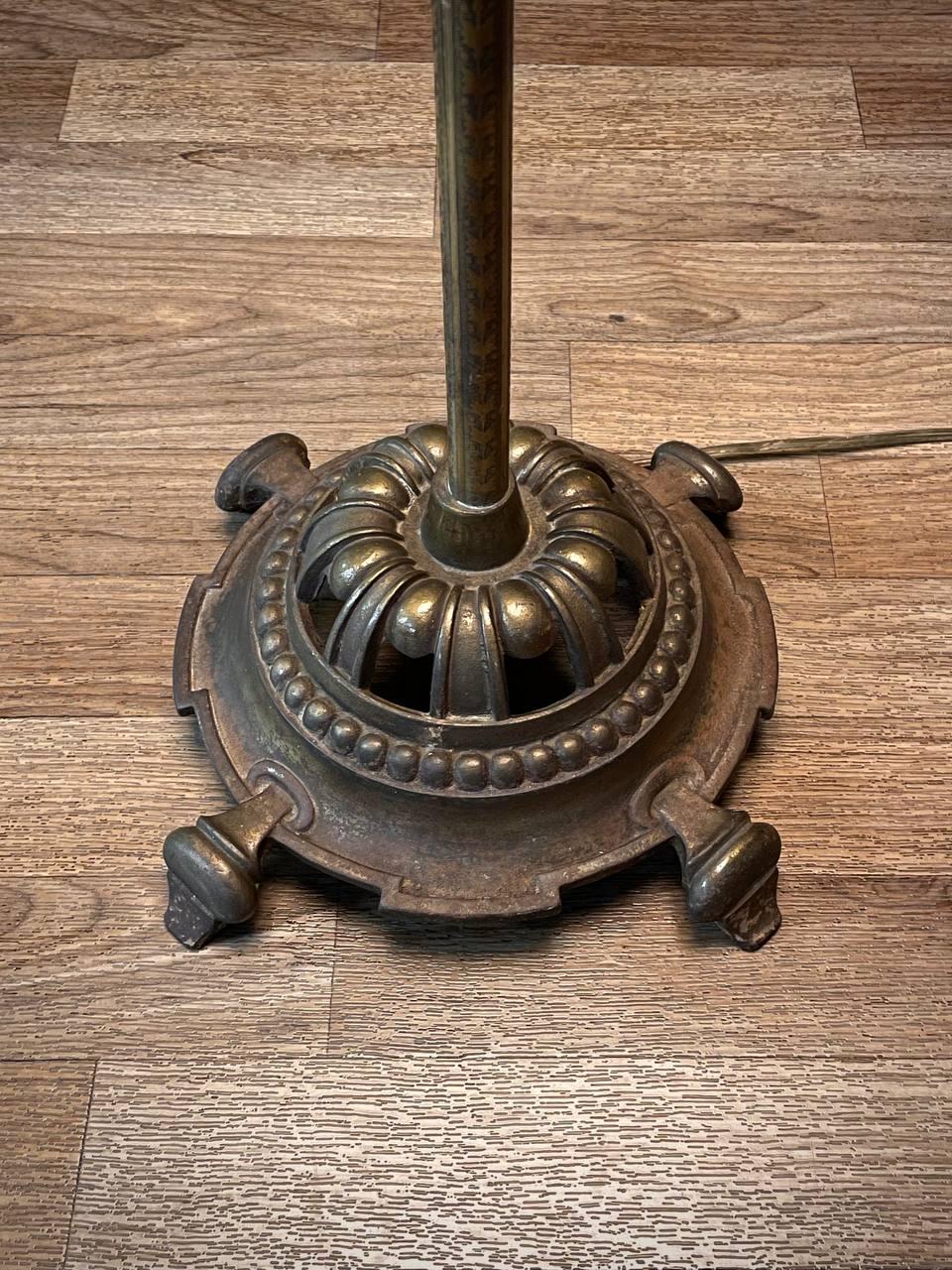 Lampada da terra americana in ottone antico di Rembrandt in vendita 3