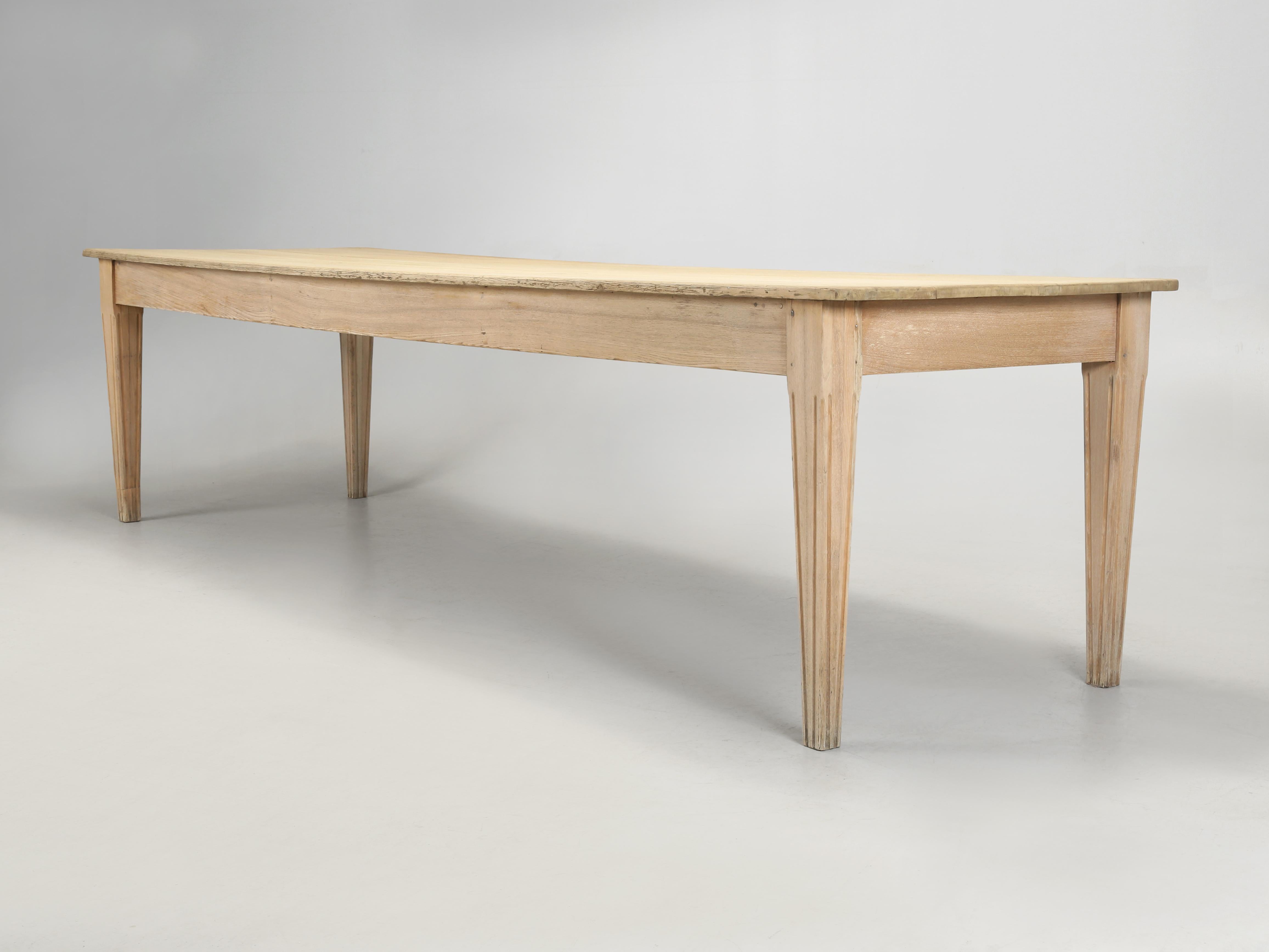 Table de ferme américaine antique de 10 pieds de long et pouvant accueillir confortablement 10 personnes. Restauré en interne par notre département de restauration, il est désormais structurellement sain comme à l'état neuf. D'un point de vue