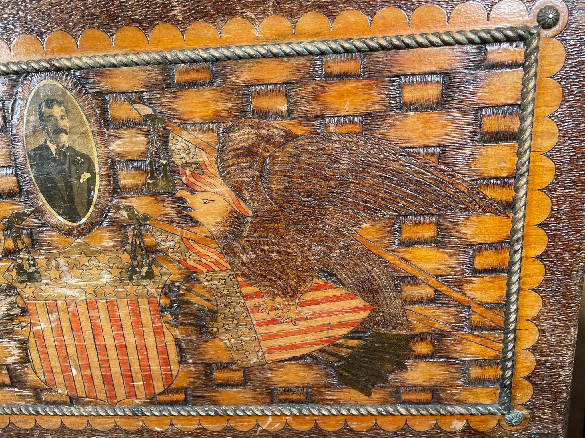 Amerikanische antike Volkskunst-Fliegende Adler, Wappentruhe, 1900 (20. Jahrhundert) im Angebot