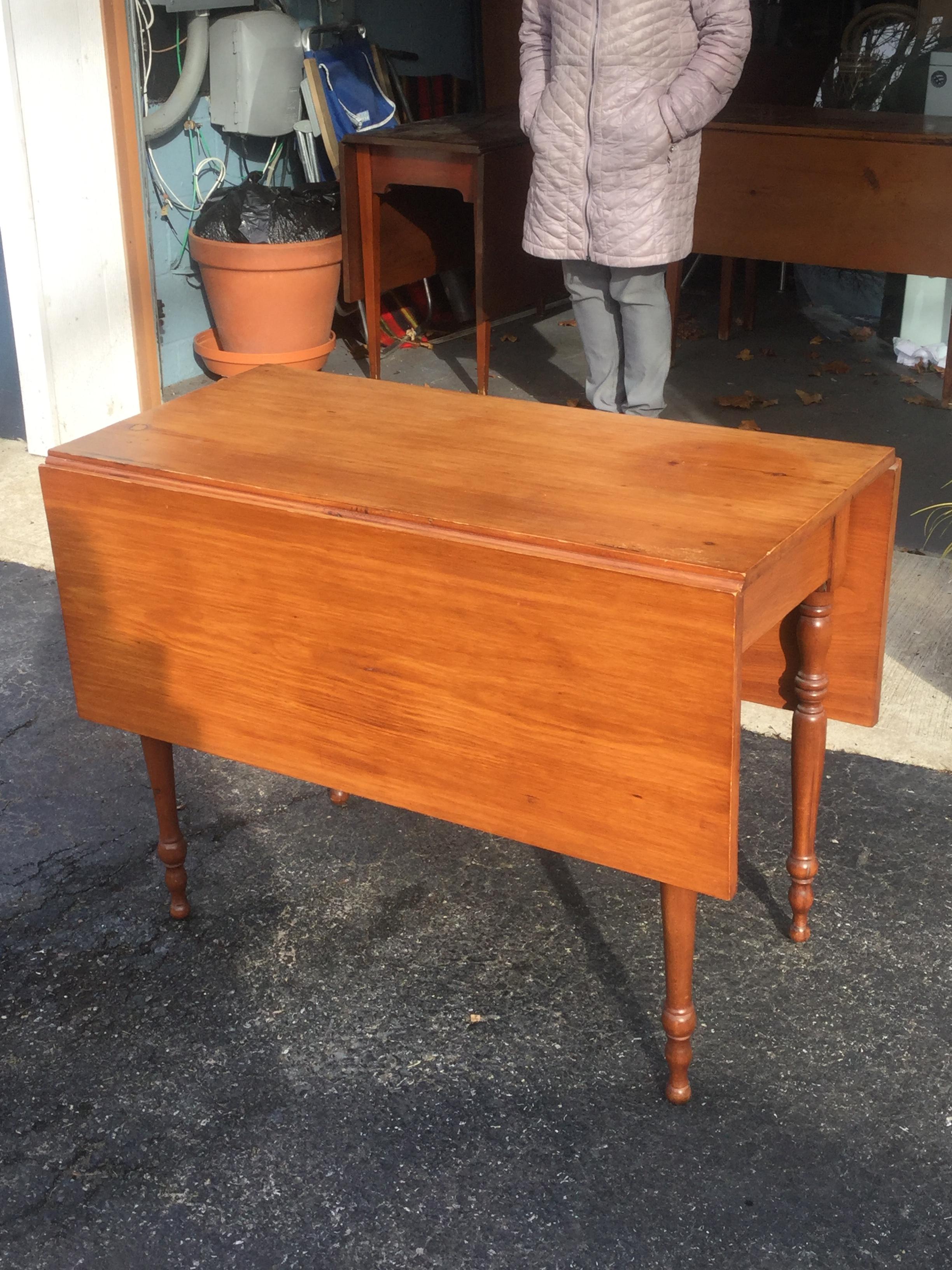 American Antique Maple Drop-Leaf Table In Good Condition For Sale In Livingston, NJ