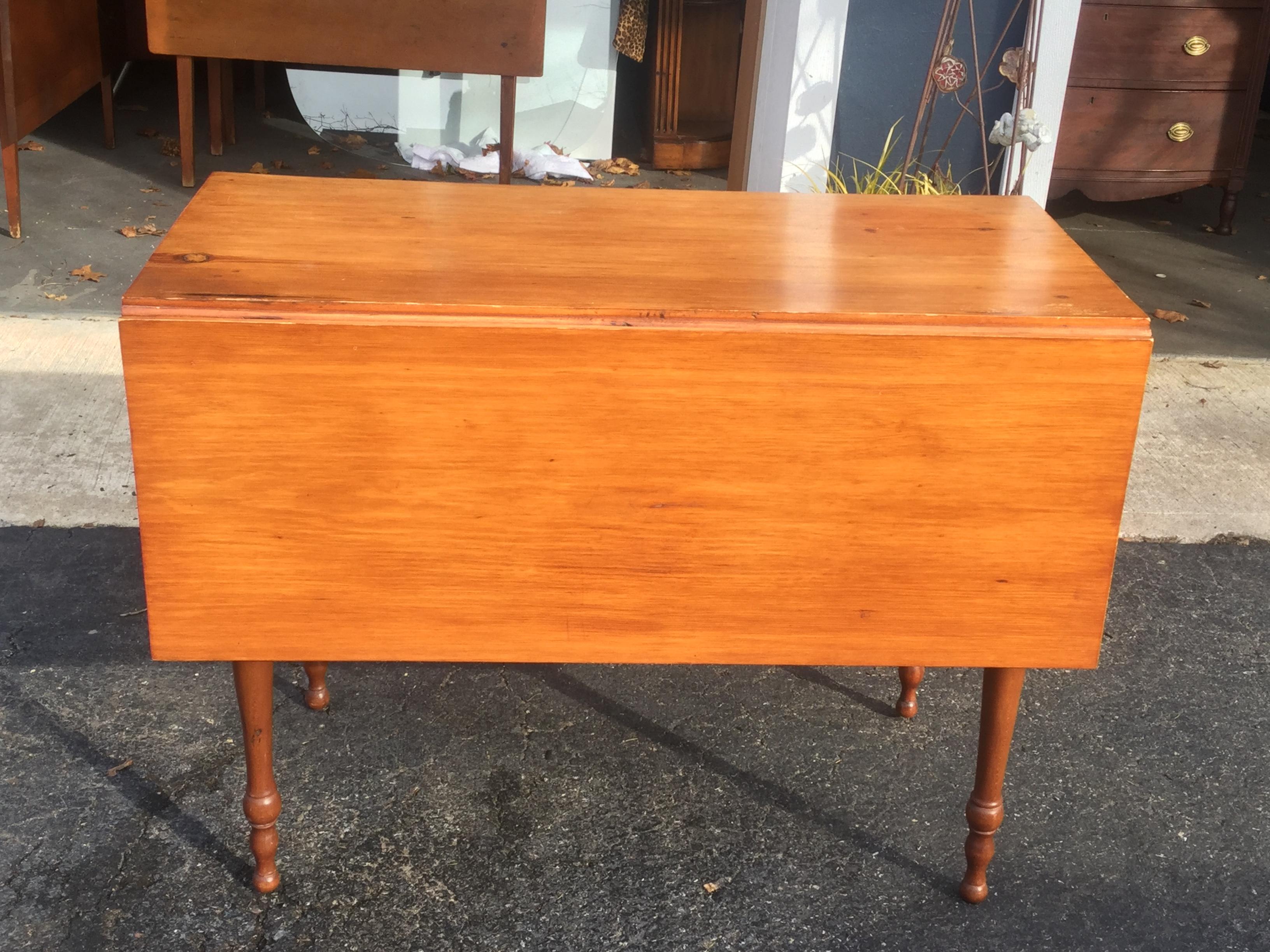 20th Century American Antique Maple Drop-Leaf Table For Sale