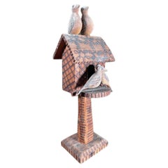 The House of Antiques, un'opera d'arte outsider intagliata a mano, di arte popolare, con uccelli.