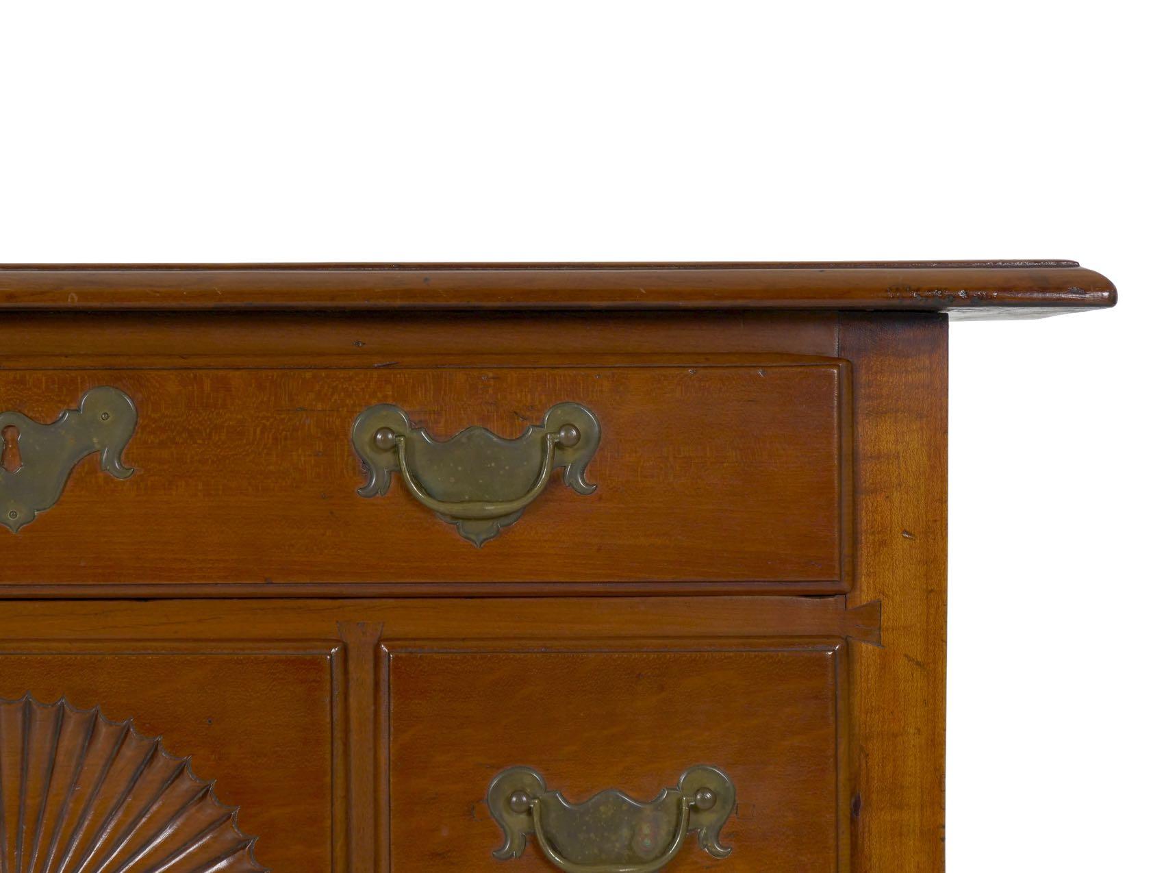 American Antique Queen Anne Lowboy Dressing Table Massachusetts, circa 1740-1760 In Good Condition In Shippensburg, PA