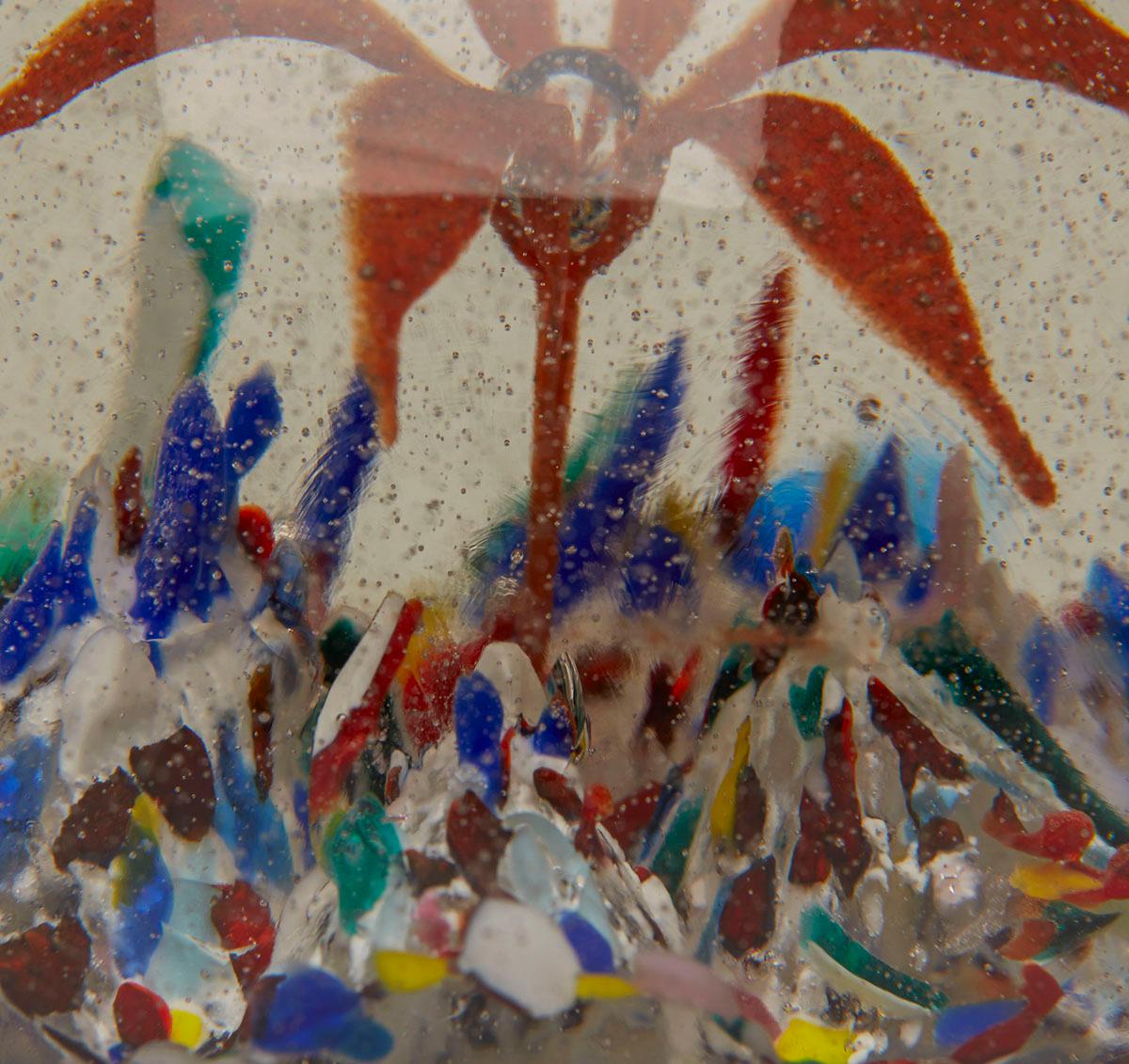 Pisapapeles americano antiguo de cristal de lirio rojo Artes y manualidades en venta