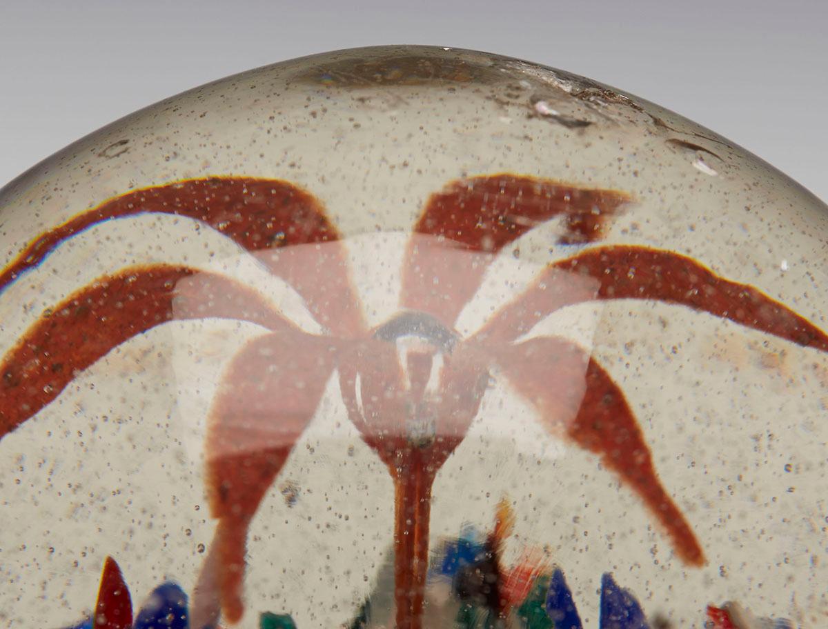 Pisapapeles americano antiguo de cristal de lirio rojo Estadounidense en venta