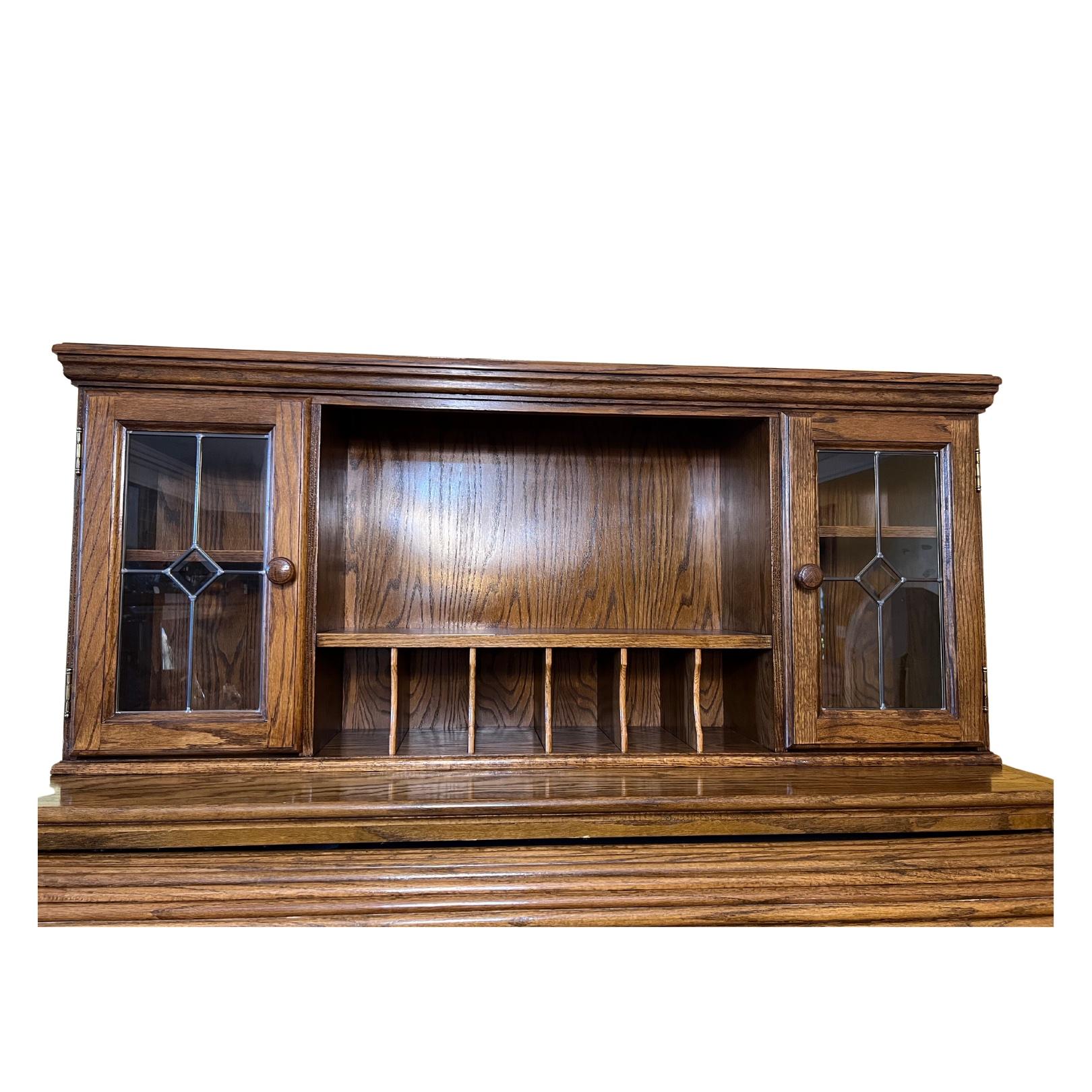 Placage Table de reproduction américaine ancienne à plateau roulant et armoire supérieure en vente