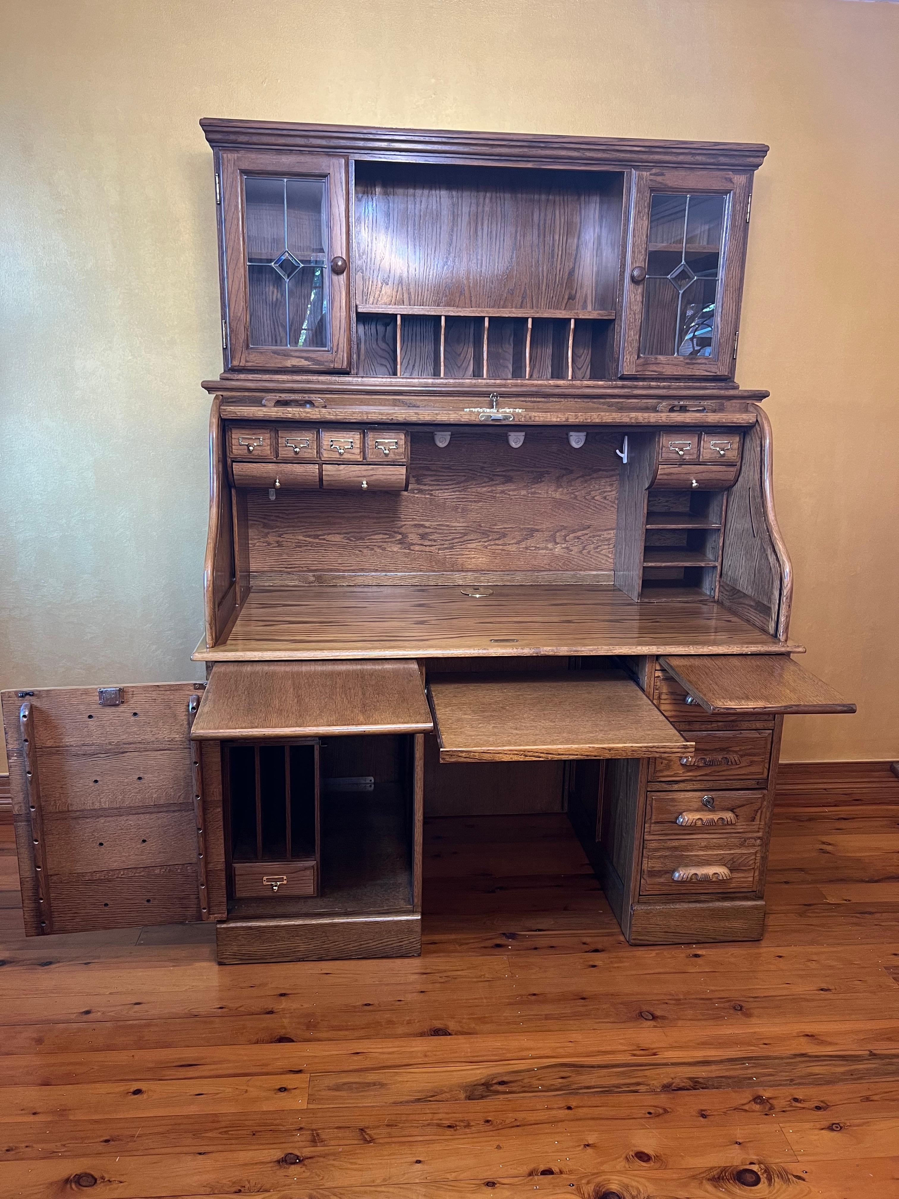 Table de reproduction américaine ancienne à plateau roulant et armoire supérieure Bon état - En vente à EDENSOR PARK, NSW