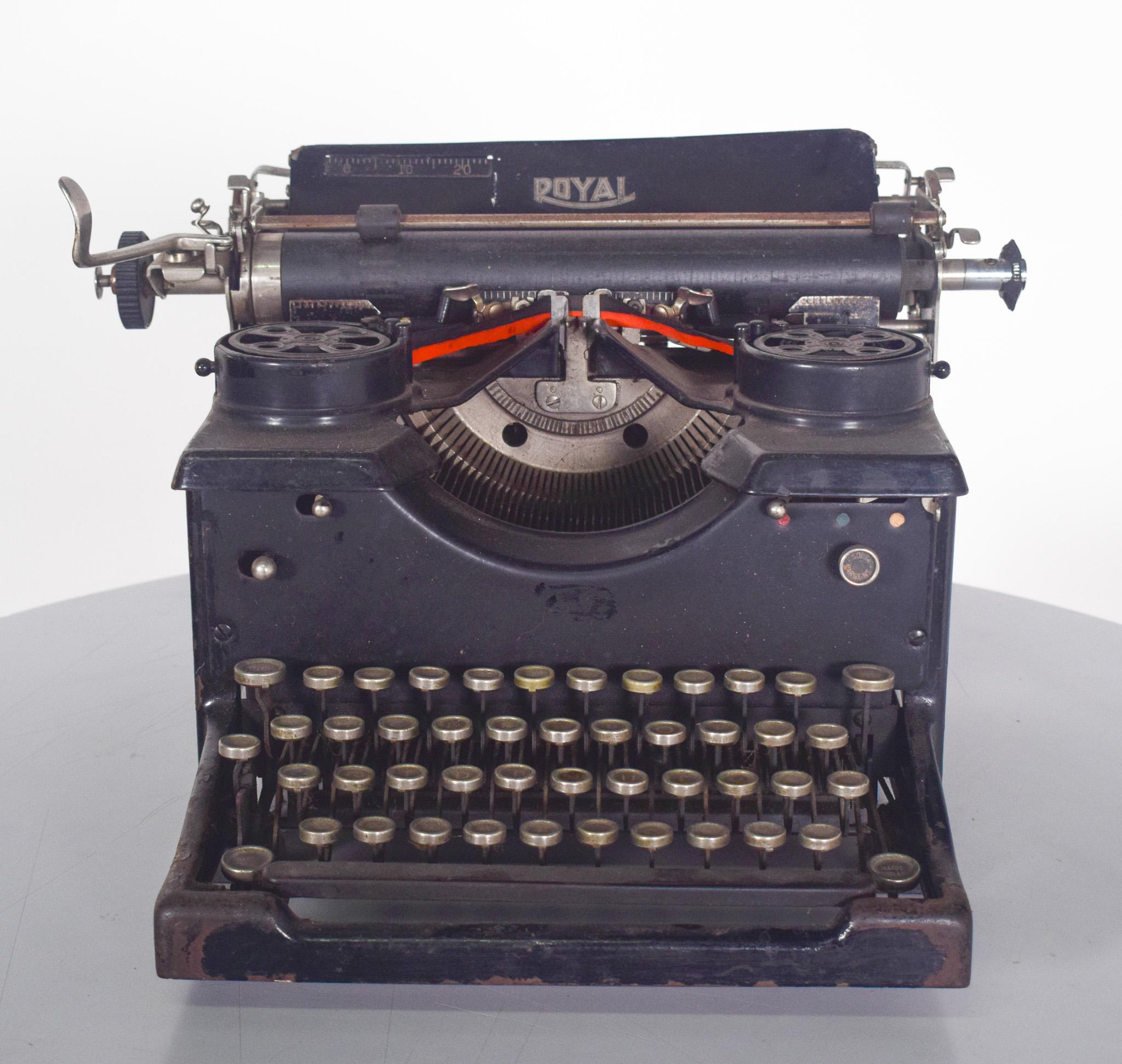 Antike Schreibmaschine, Royal. Das klassische Modell aus der ersten Hälfte des 20. Jahrhunderts hat eine robuste Struktur aus schwarzem Metall, eine widerstandsfähige Oberfläche und ein funktionelles Design. Die Tastatur folgt dem traditionellen