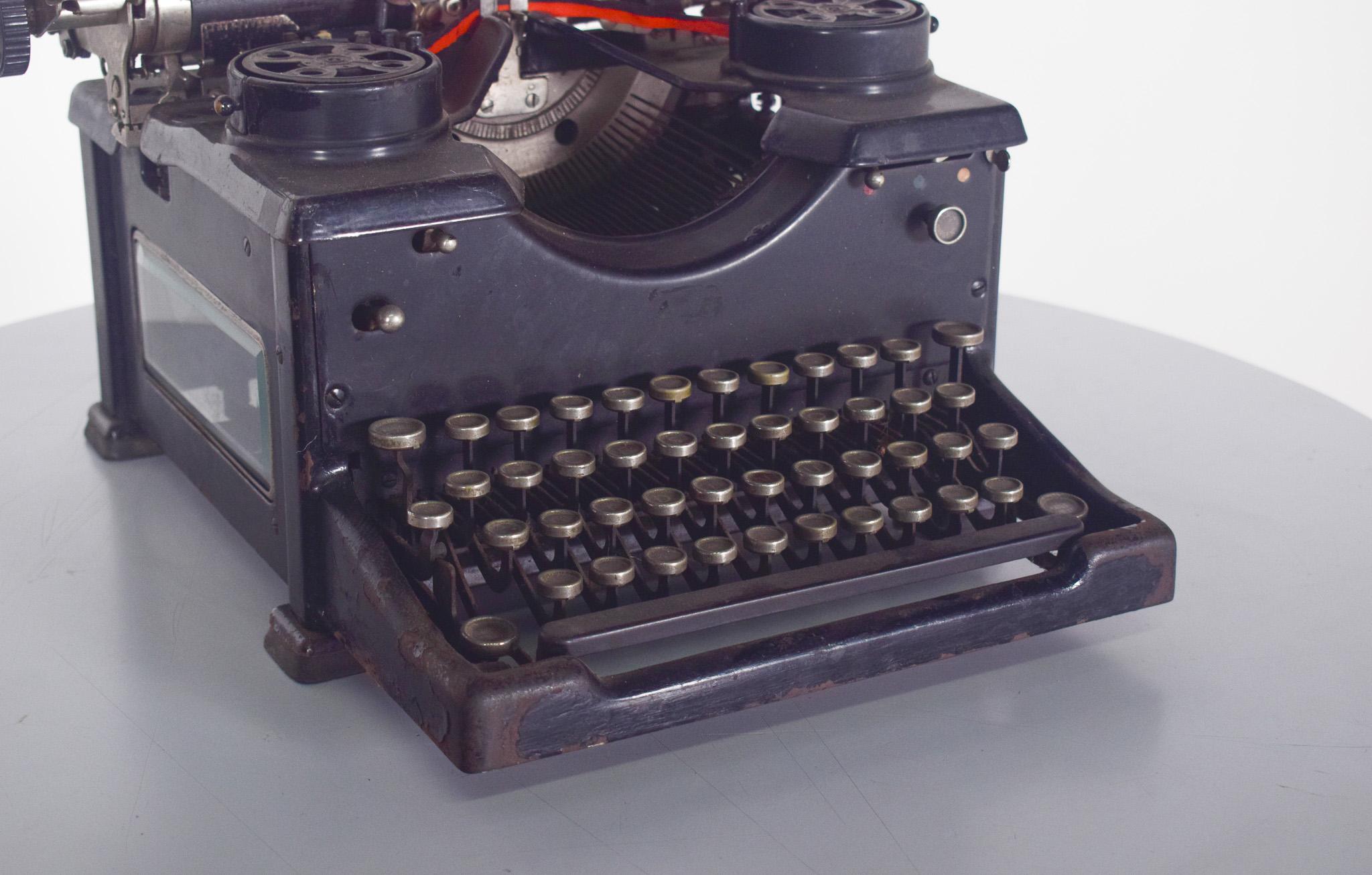Amerikanische antike Schreibmaschine Royal, Classic Model (Moderne der Mitte des Jahrhunderts) im Angebot