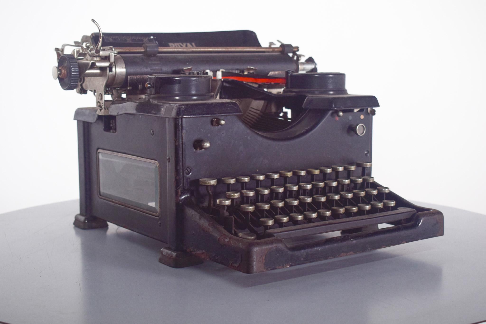 Amerikanische antike Schreibmaschine Royal, Classic Model (amerikanisch) im Angebot
