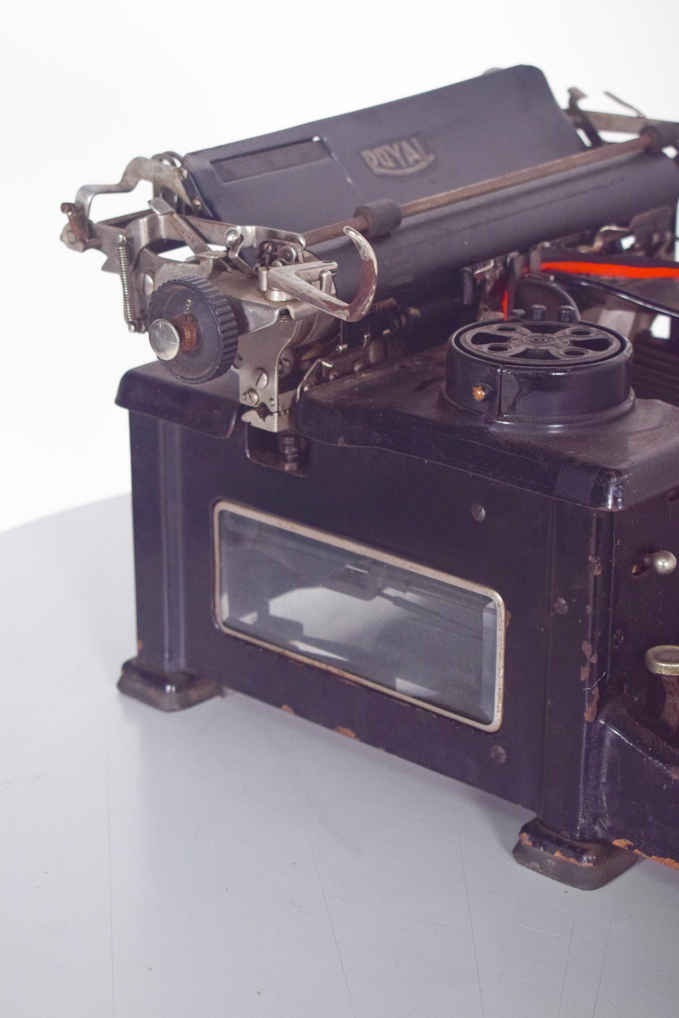 Amerikanische antike Schreibmaschine Royal, Classic Model im Angebot 1