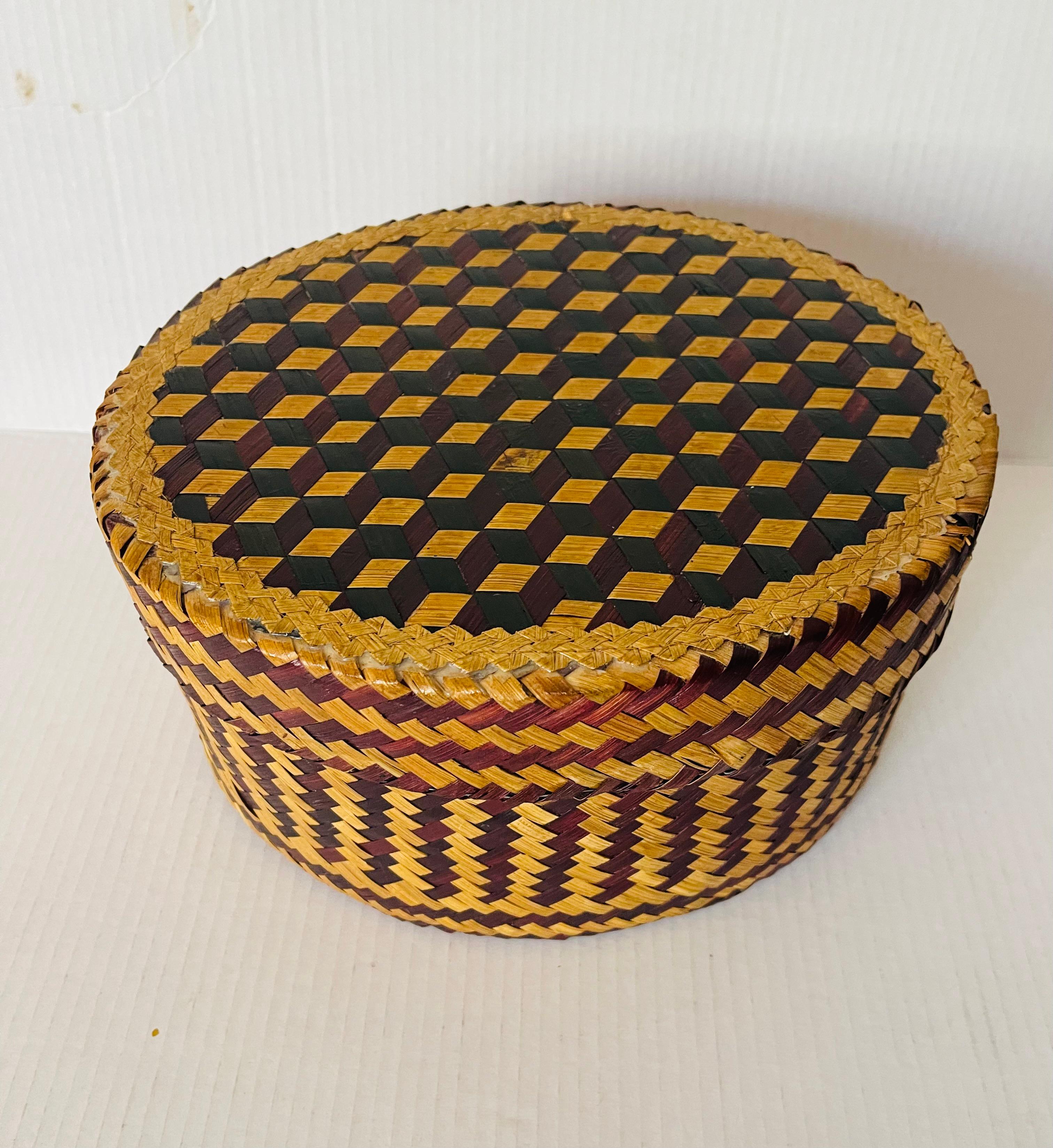 Rara caja de paja tricolor tejida a mano en gran estado. Gran pieza decorativa y coleccionable.