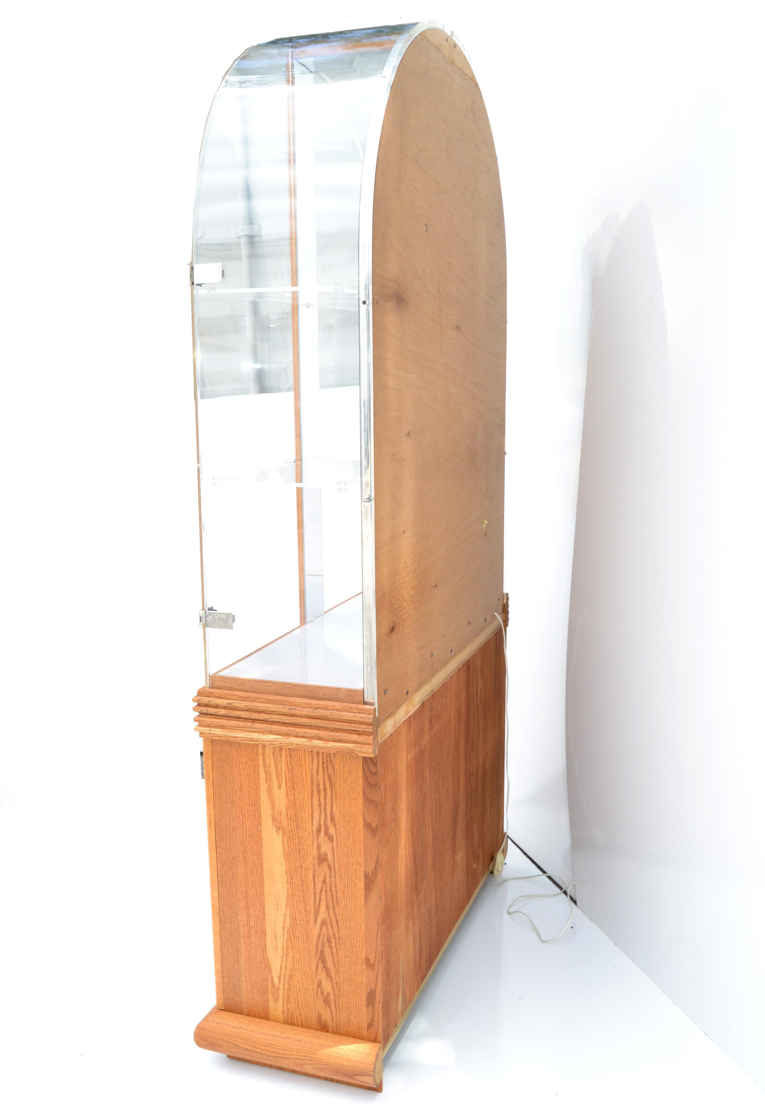 American Arch Shape Lucite, Mirror & Oak Wood Vitrine, Showcase, Display Cabinet In Good Condition For Sale In Miami, FL