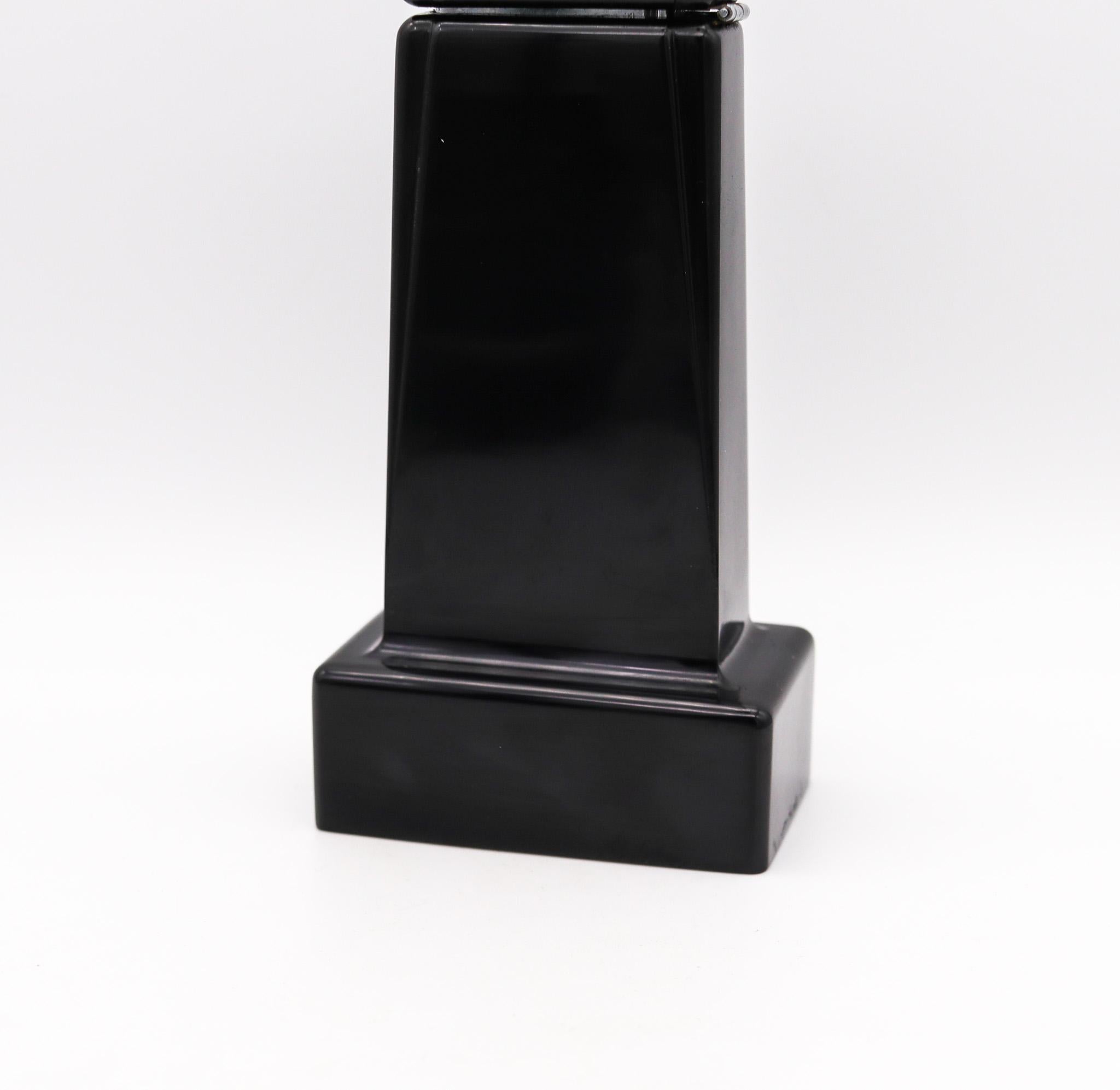 Skyscraper art deco table lighter in Catalin plastic.

This is a beautiful historical piece from the American art deco period. This table lighter was made by the Ellis Lighter Company in Buffalo New York, around the 1930. Crafted with sleek