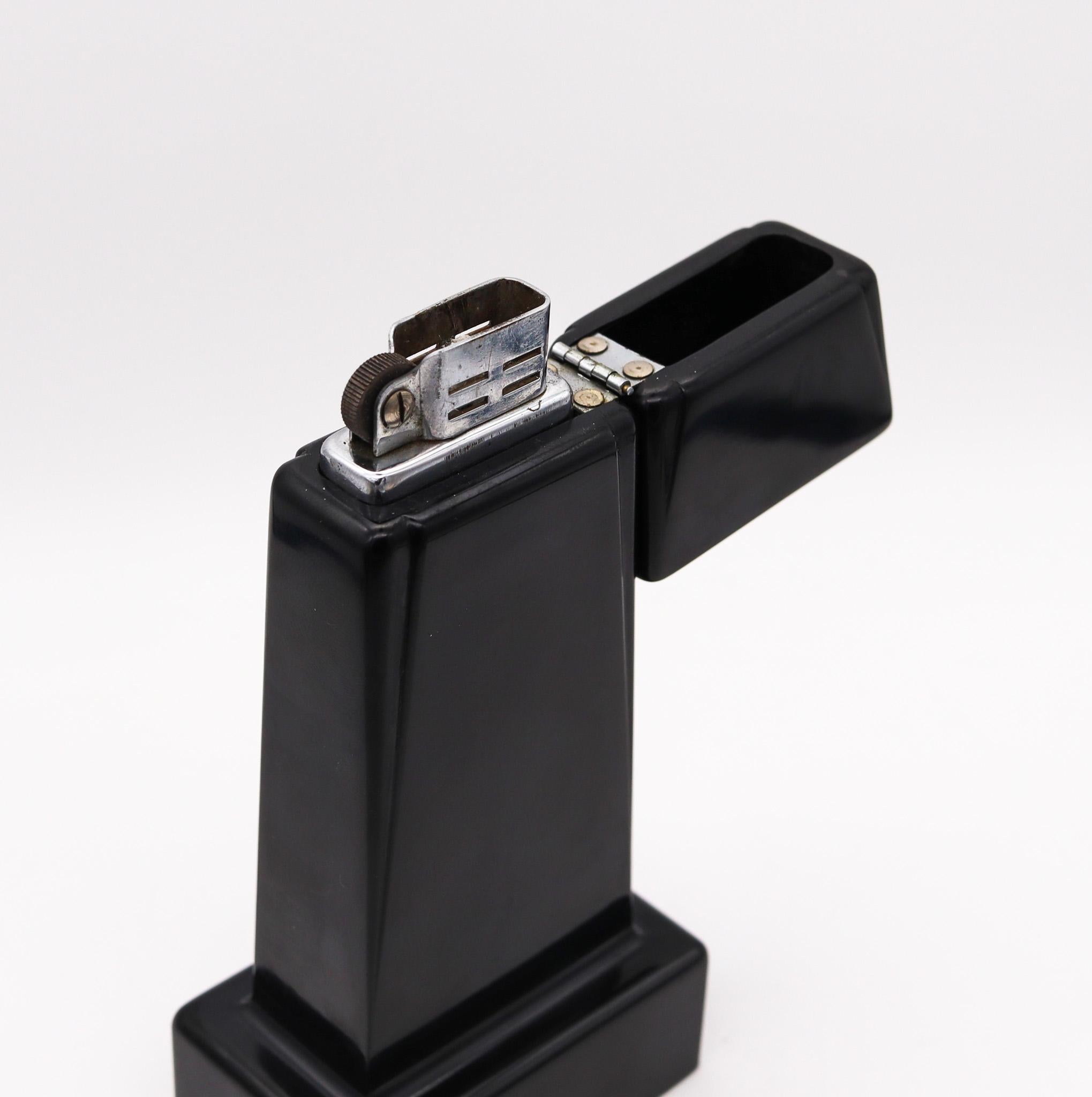 American Art Deco 1930 Geometric Skyscraper Desk Lighter In Catalin Bakelite In Good Condition For Sale In Miami, FL