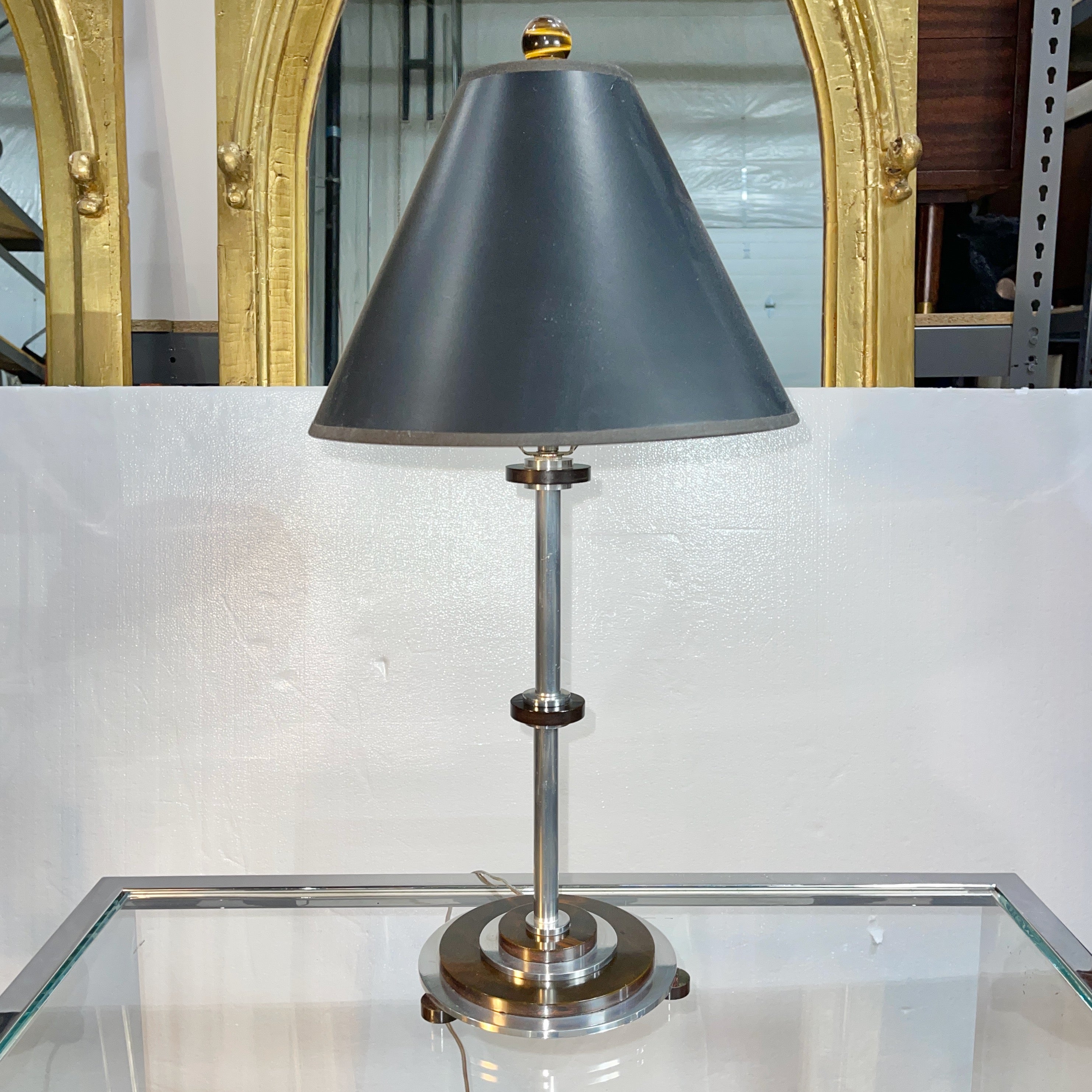 Lámpara de sobremesa art déco americana de aluminio segmentado y anillos de baquelita.
Incluye la pantalla negra que se muestra.