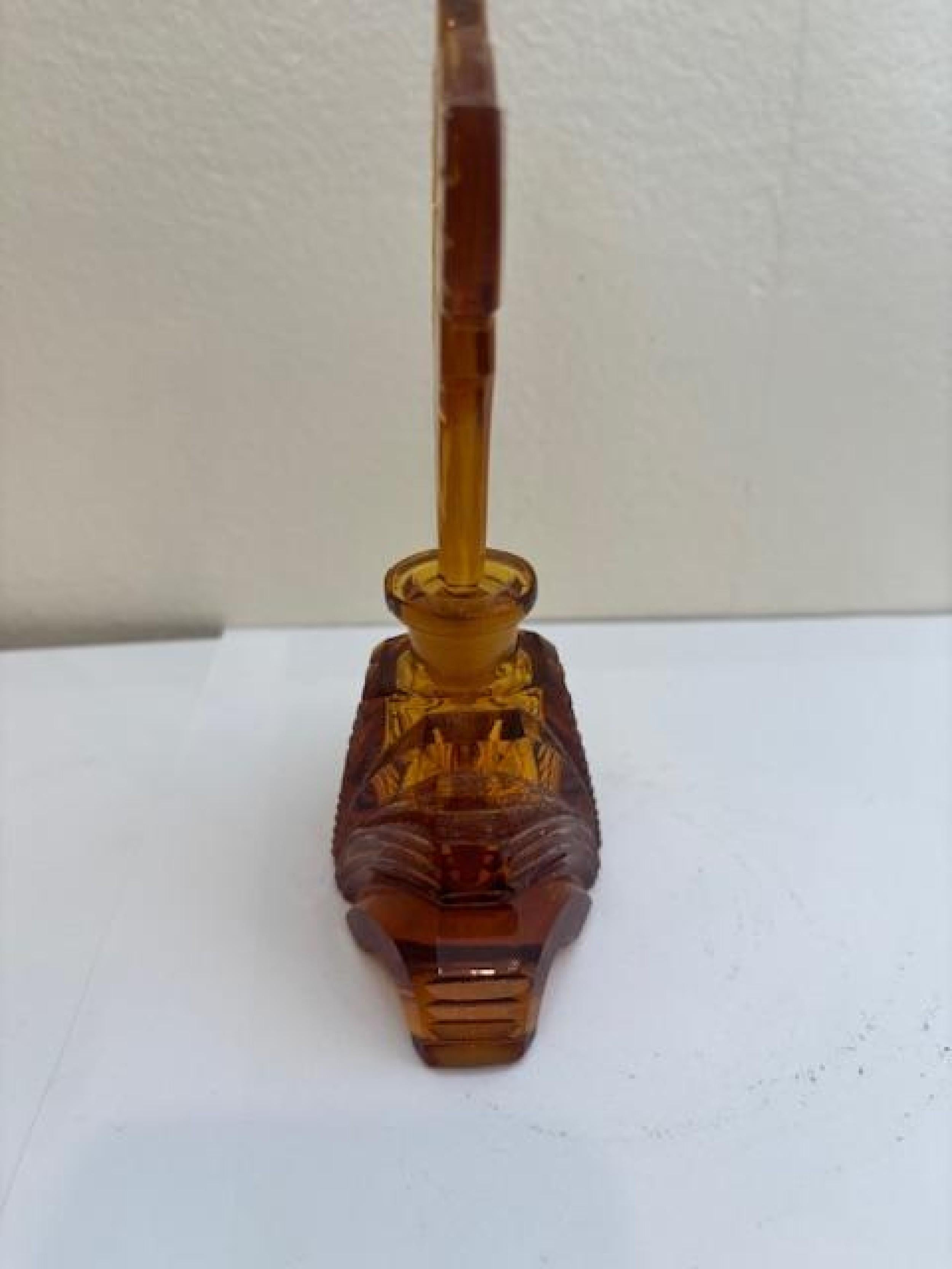 American Art Deco amber cut glass perfume bottle In Good Condition For Sale In Queens, NY