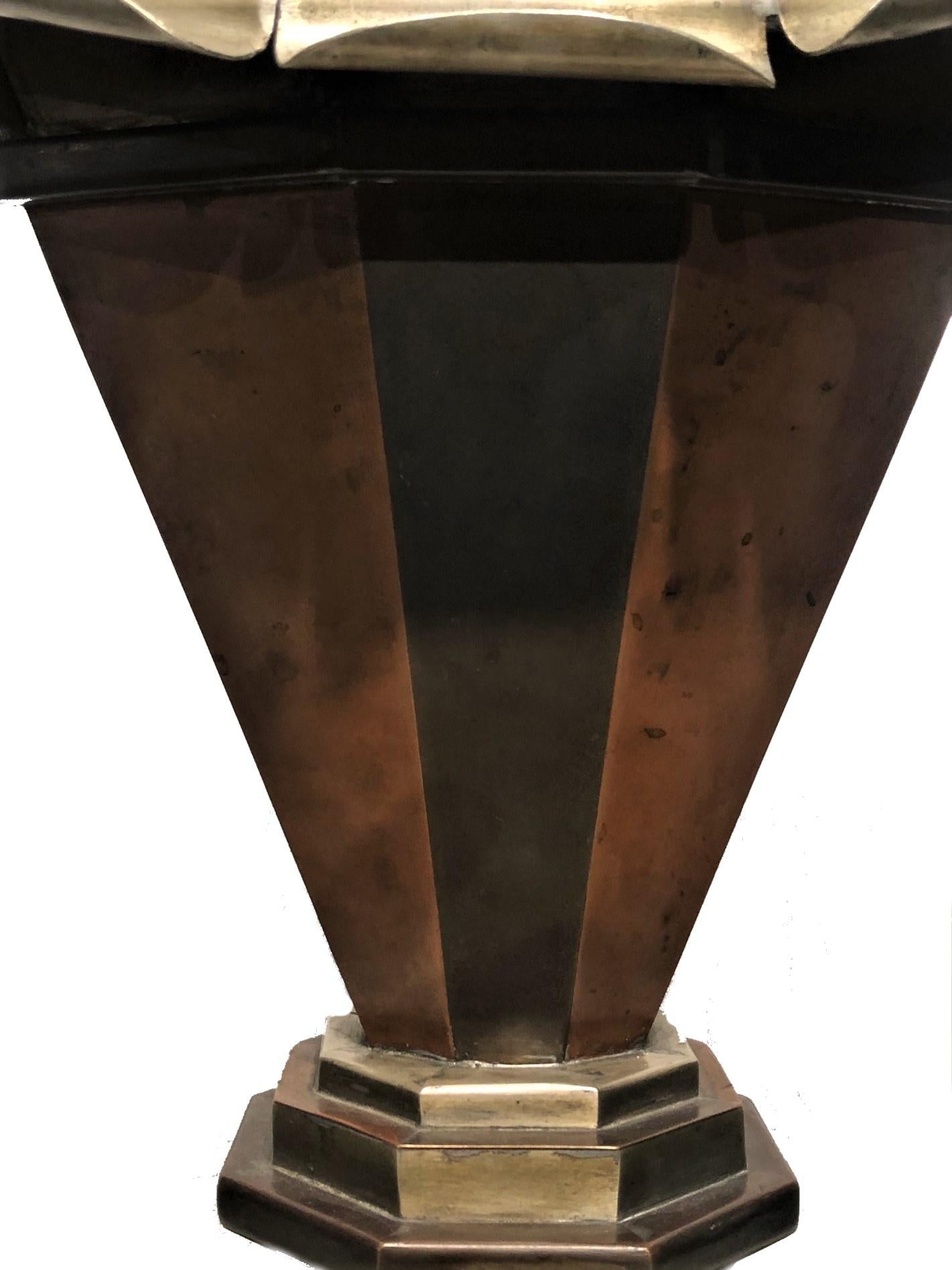 Amerikanisches Art déco 
Pflanzgefäß mit geometrischem Design
Eloxiertes und lackiertes Metall
ca. 1920s

ABMESSUNGEN
Höhe: 13,5 Zoll
Breite: 14,5 Zoll
Tiefe: 8,25 Zoll

