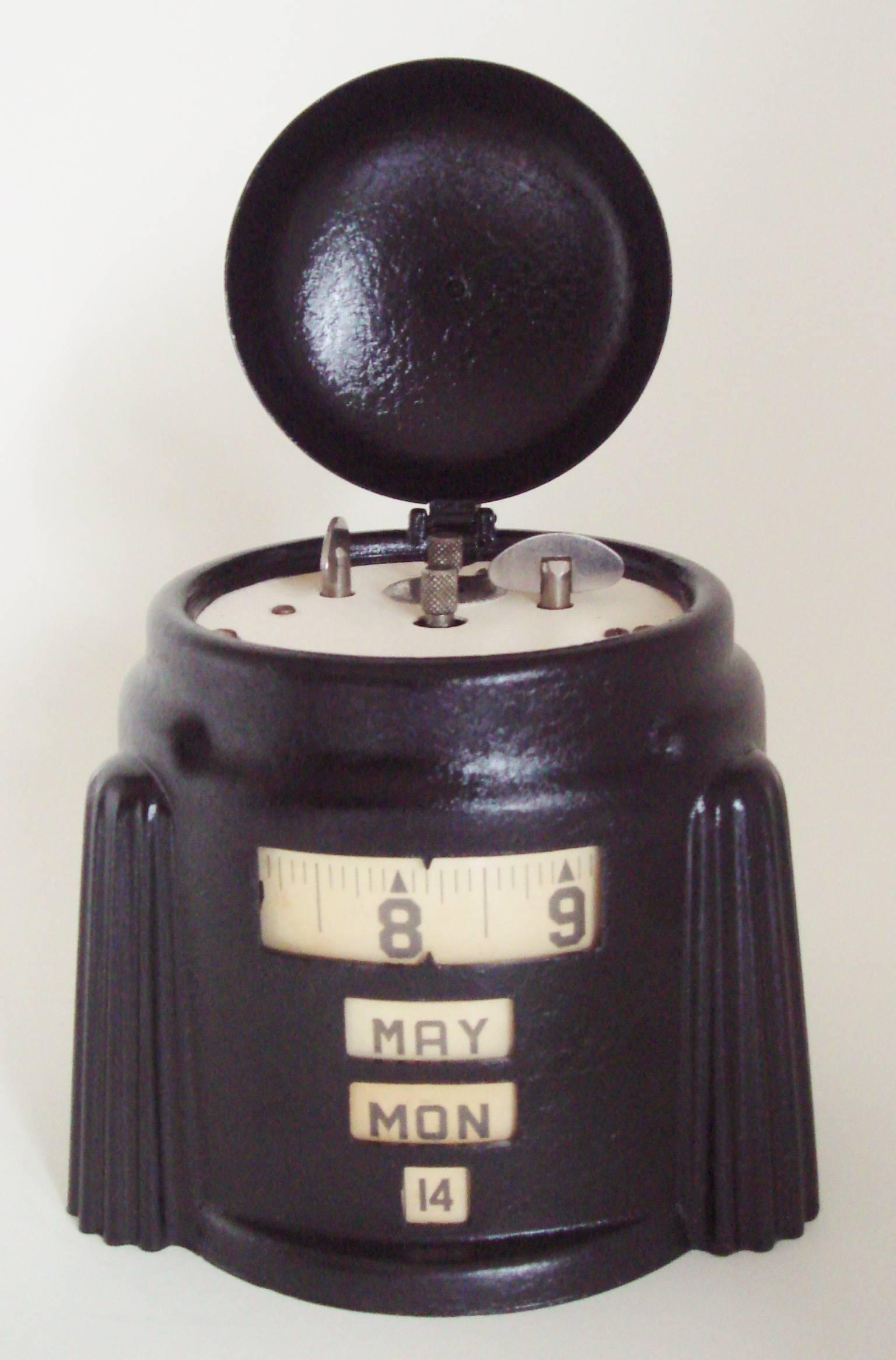 American Art Deco Black Kal-Klock Mechanical Combination Alarm Clock/Calendar In Good Condition In Port Hope, ON