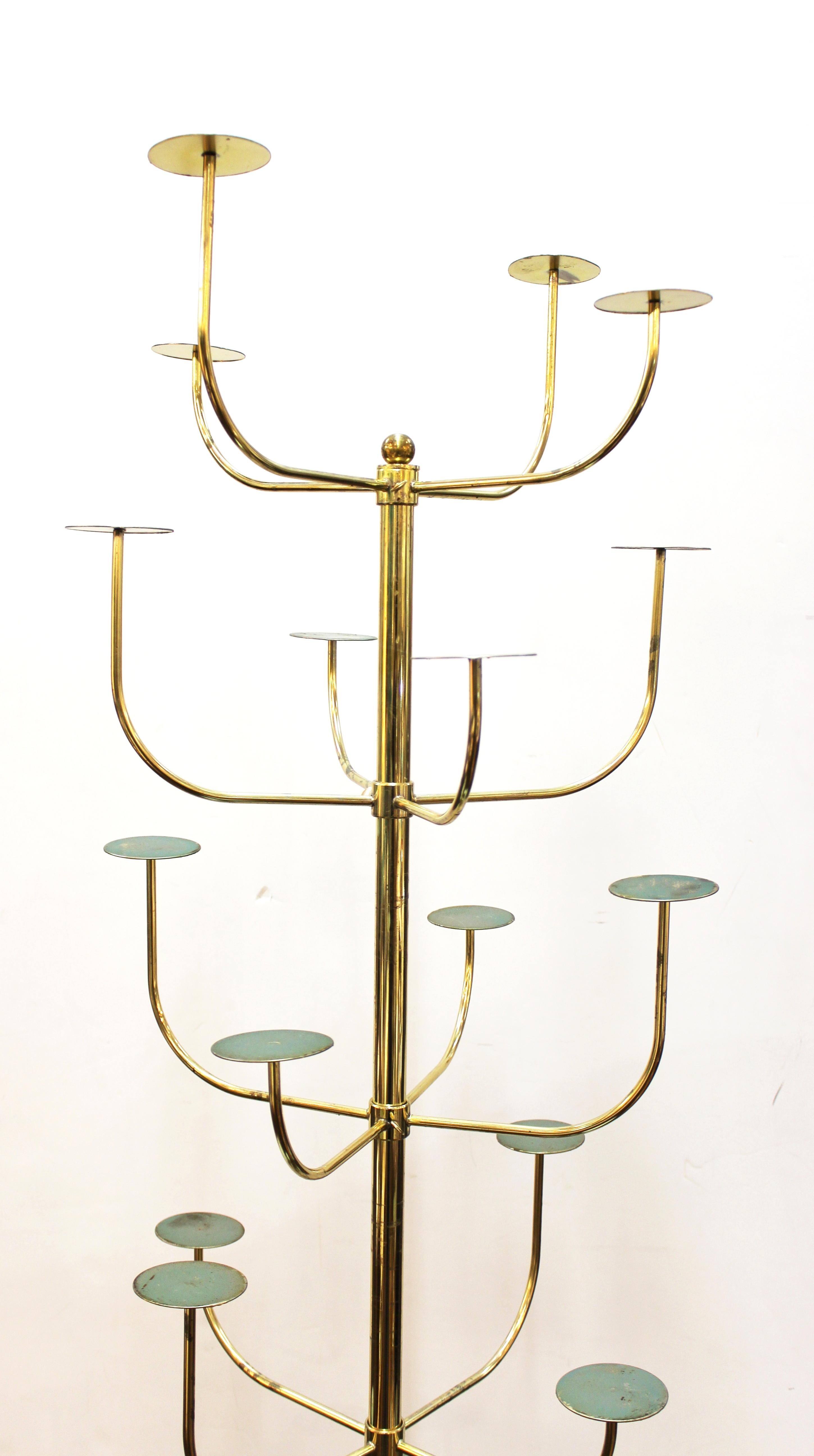 Art Deco rotating and adjustable brass hat stand, made in the United States during the 1940s. The piece has six tiers and can hold a total of 24 hats for display. In very good vintage condition with some minor age-appropriate wear to the patina.