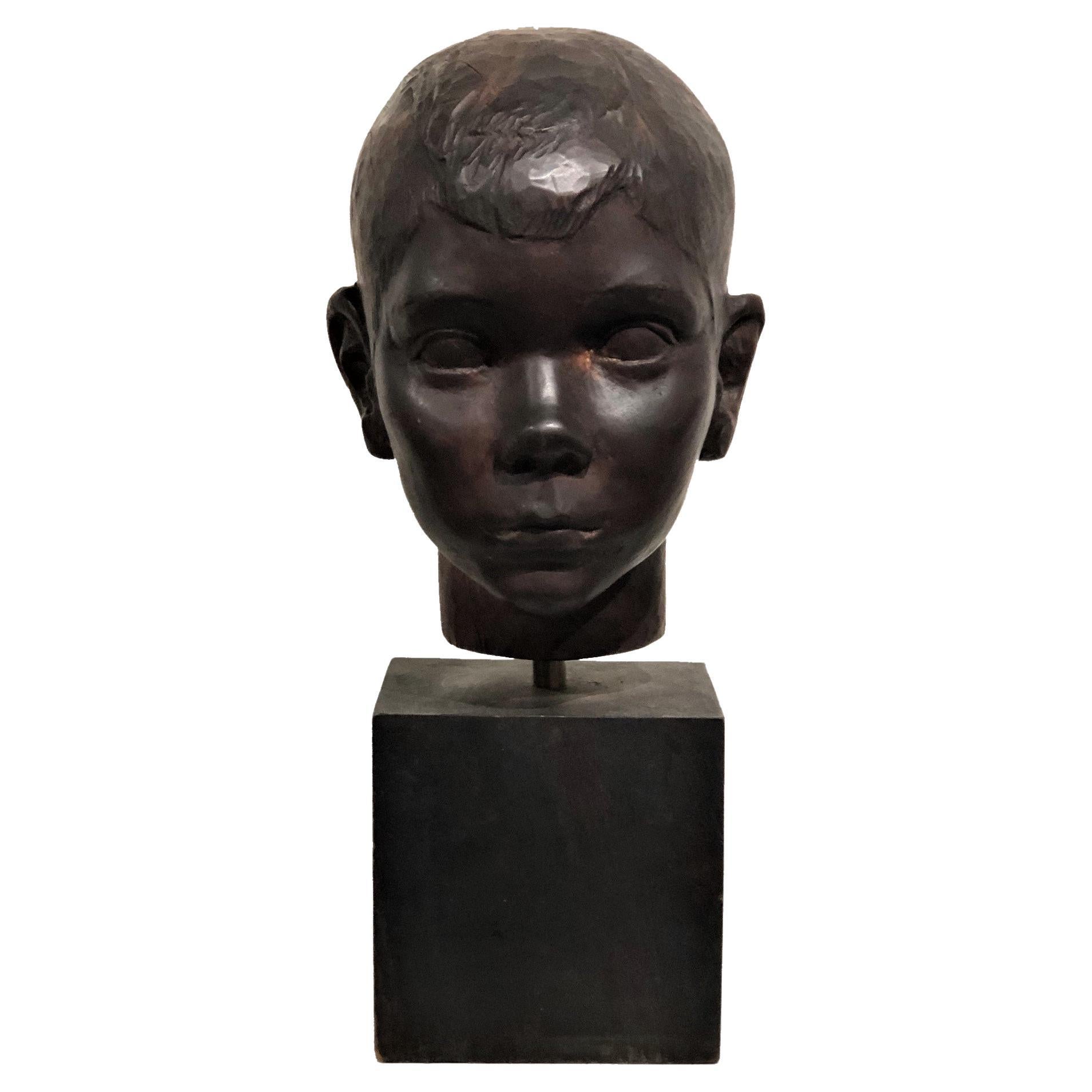 Buste de jeune garçon en bois ébénisé sculpté Art Déco américain, vers les années 1940