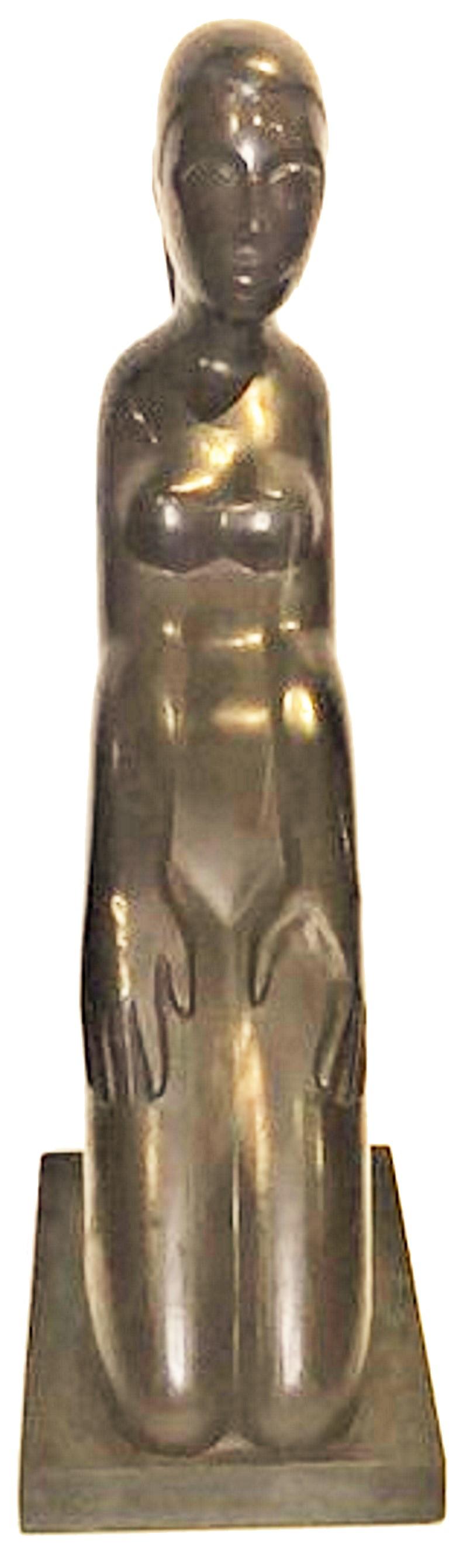 Art déco américain 
Femme nue agenouillée 
Sculpture en ardoise sculptée
ca. 1920

DÉTAILS		
Monté sur une base en marbre d'origine. 
Apparemment non signé.

DIMENSIONS	
Hauteur : 19 pouces        
Largeur : 12 pouces         
Profondeur : 4 pouces 